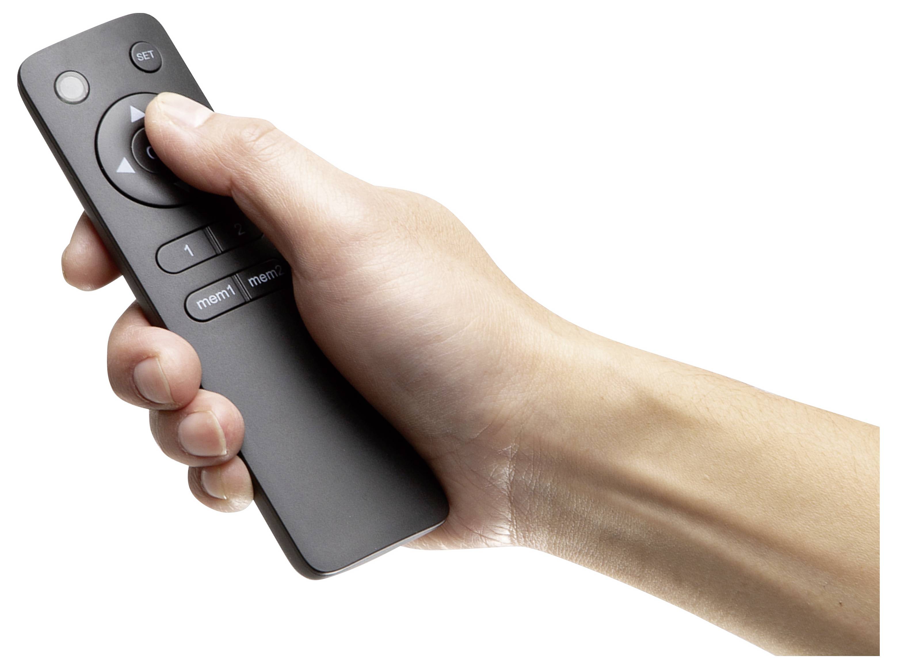 Hand, die einen schwarzen Fernseh-Fernbedienung hält, Daumen drückt einen Navigationstaster.