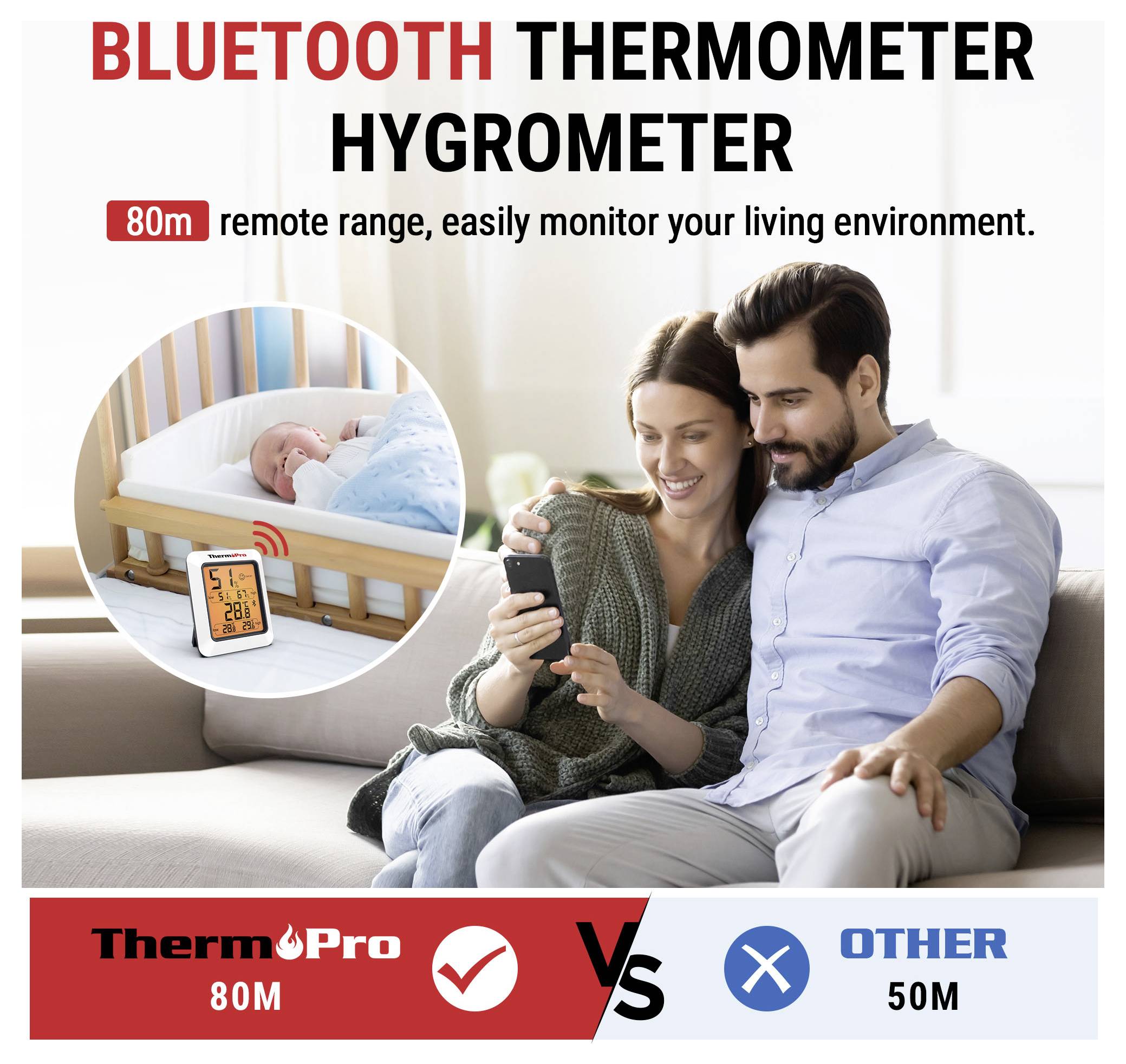 Werbebild für ein Bluetooth-Thermometer-Hygrometer mit 80 m Reichweite, das Eltern zeigt, die ein Baby überwachen, und das ThermoPro 80M mit anderen 50-m-Geräten vergleicht.