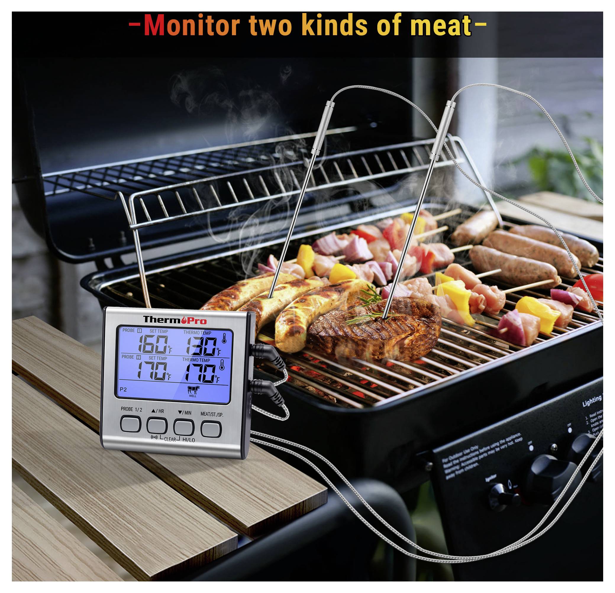 Grill mit Fleisch und Spießen, überwacht von einem ThermoPro Doppel-Sonden-Thermometer; Text sagt „Zwei Fleischsorten überwachen