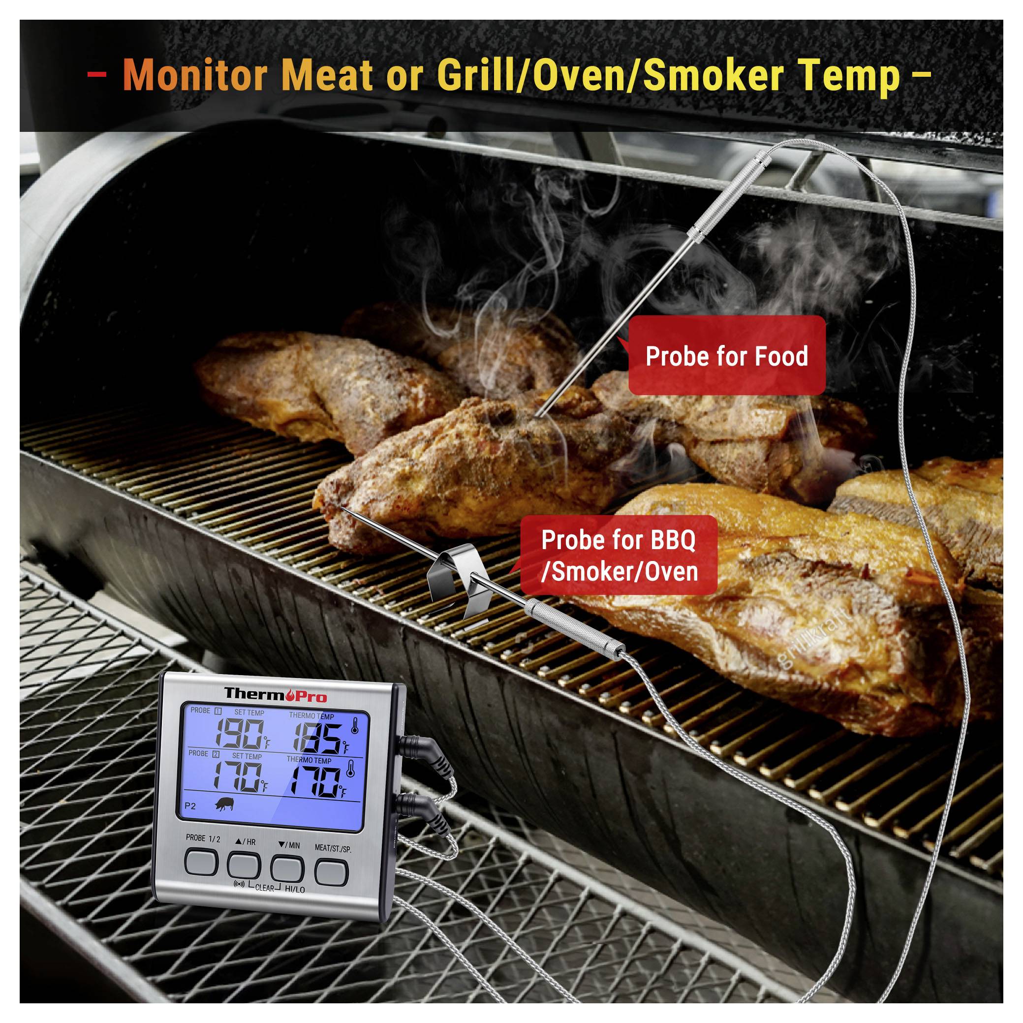 Geräuchertes Fleisch auf einem Grill mit zwei Temperaturmessstäben und einem digitalen Thermometer, das die Überwachung von Lebensmittel- und Raucher-/Ofentemperaturen veranschaulicht.