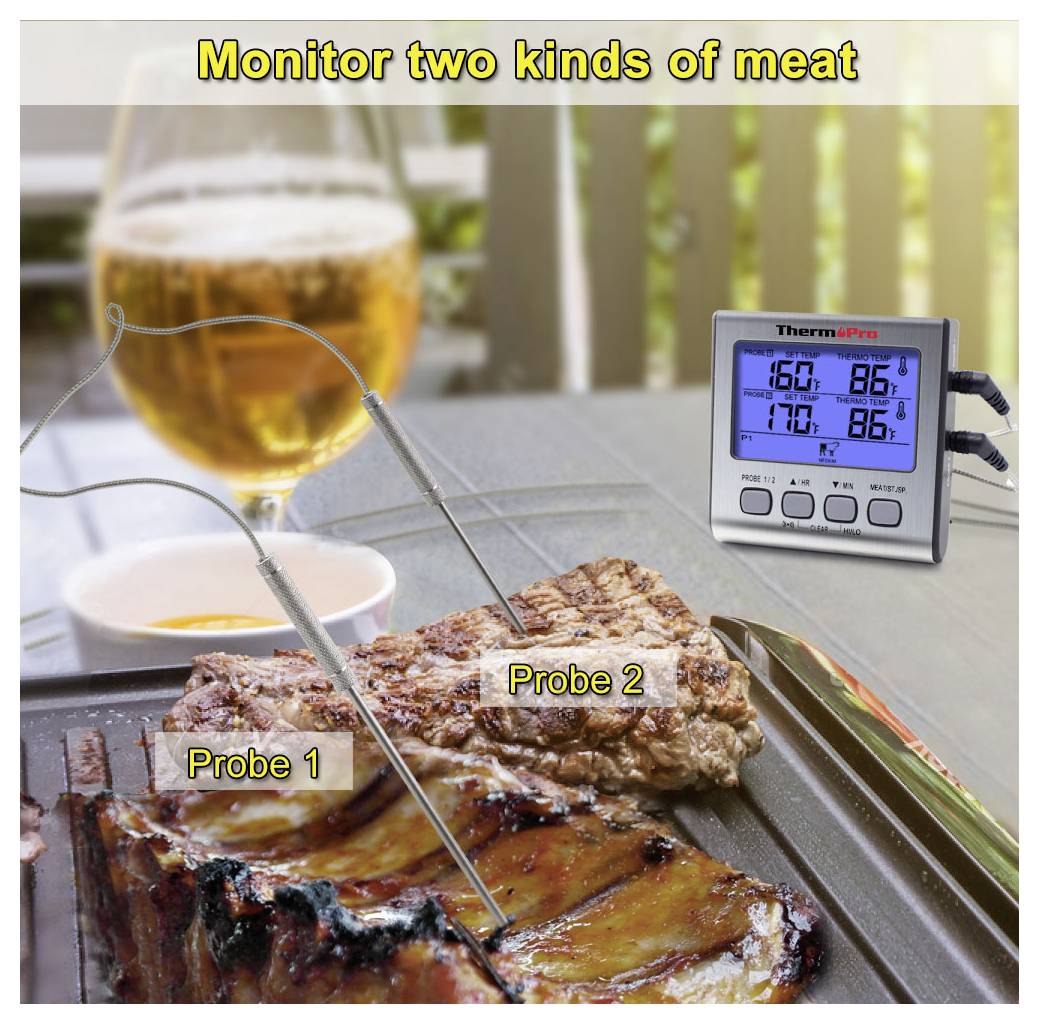 Zwei Fleischstücke auf einem Grill werden von Fühlerthermometern überwacht, die mit einer digitalen Anzeige verbunden sind, die mit „Zwei Fleischsorten überwachen
