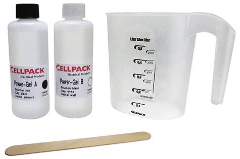Kunststoff-Messbehälter mit Markierungen von 0,1 bis 0,5 Liter, zwei CELLPACK Power-Gel-Flaschen und ein Holzrührstab auf weißem Hintergrund.