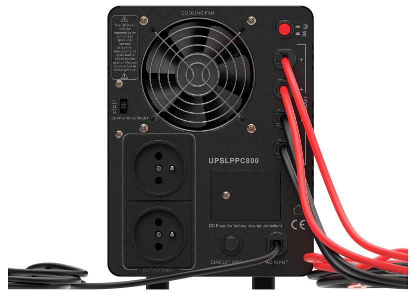 Rückansicht einer USV/Stromausfallsicherungsanlage mit Kühlventilator, Stromauslässen, AC-Eingang, Schutzschalter und angeschlossenen roten und schwarzen Kabeln.
