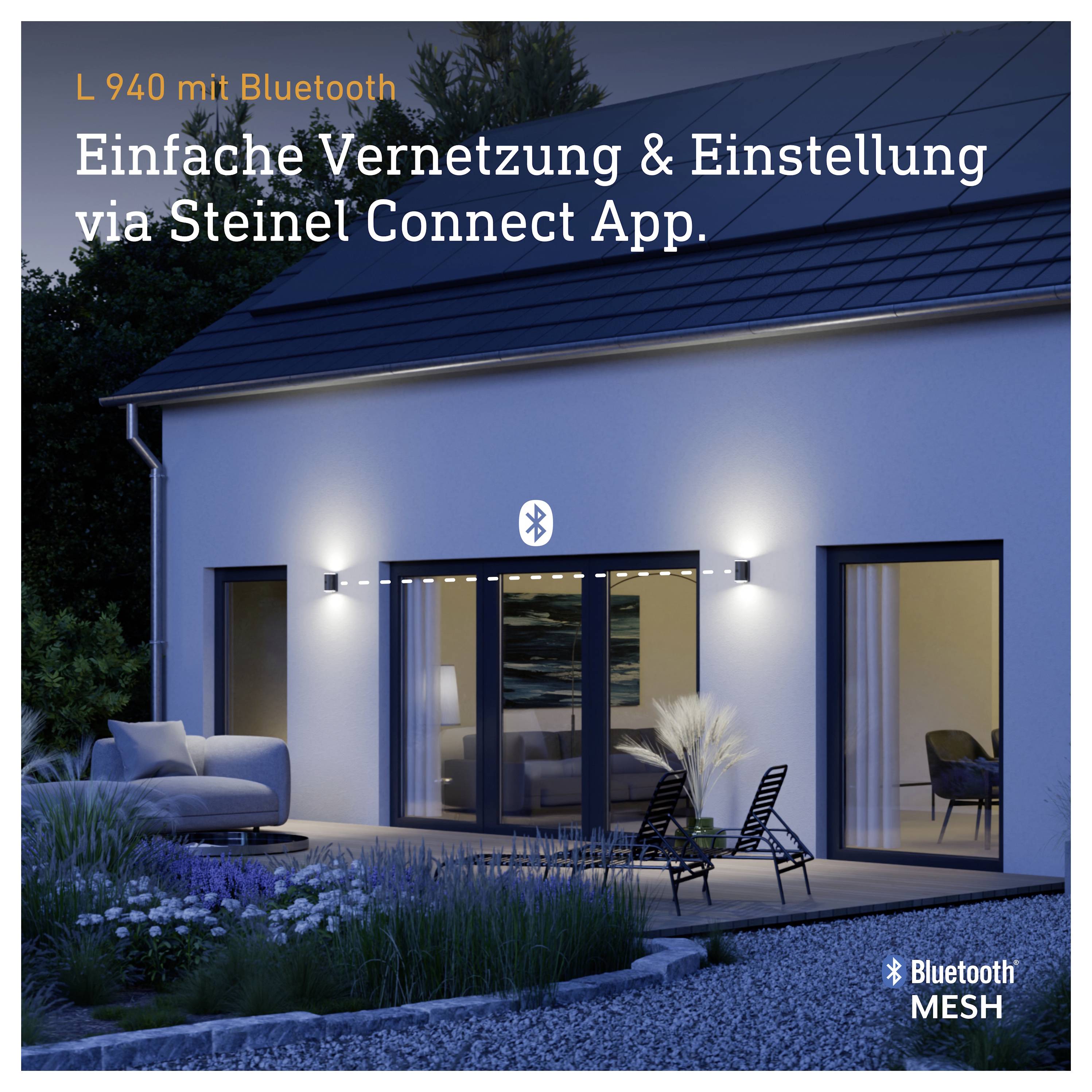Nachtaufnahme eines modernen Hauses mit Terrassenbeleuchtung und Bluetooth-Symbol, wirbt für 