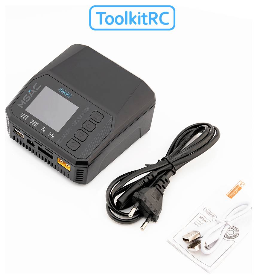 ToolkitRC-Batterieladegerät mit Stromkabel und USB-Kabel auf weißem Hintergrund.