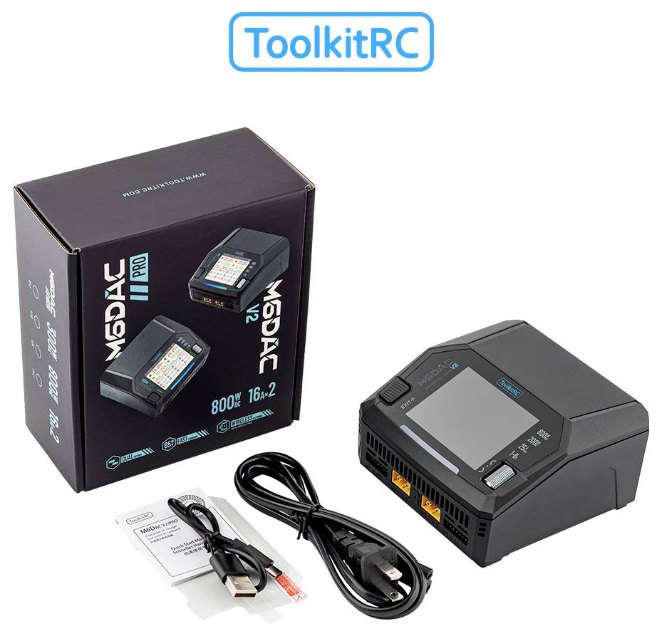 ToolkitRC-Ladegerät mit Einzelhandelsverpackung, USB-Kabel, Stromkabel und Bedienungsanleitung auf weißem Hintergrund.