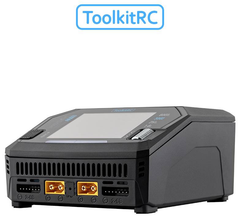 ToolkitRC Elektronikgerät in schwarzem Gehäuse mit Touchscreen und mehreren vorderen Anschlüssen, wahrscheinlich ein Batterieladegerät oder Tester.