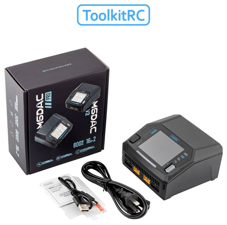 ToolkitRC W4AC 800W 16A intelligentes Ladegerät mit Box, Stromkabeln und Bedienungsanleitung auf weißem Hintergrund dargestellt.