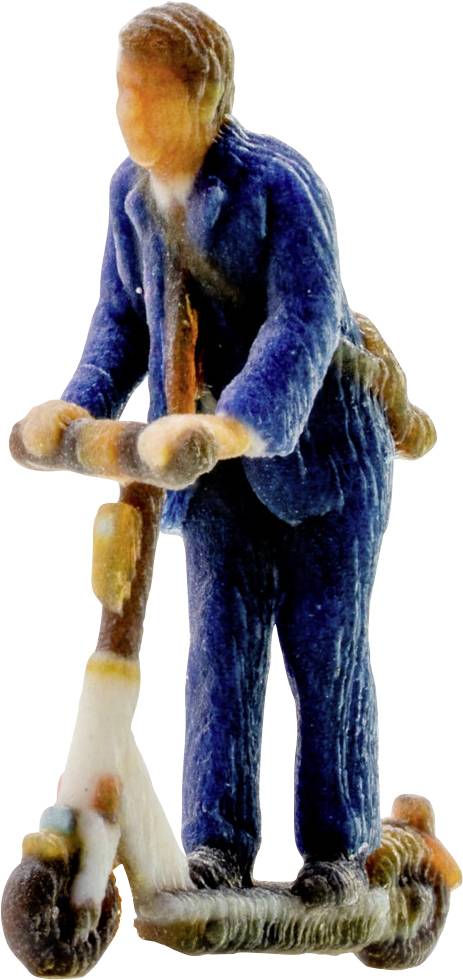 Kleine Figur einer Person in einem blauen Mantel und Hut, die auf einem Tretroller fährt, in der Seitenansicht zu sehen.