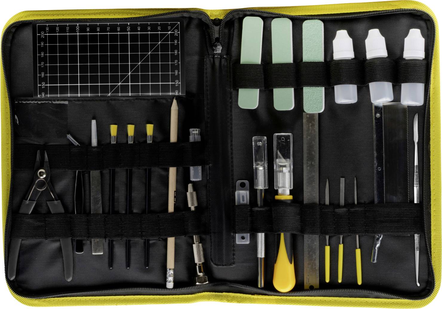 Offenes schwarzes Reißverschluss-Werkzeugkofferset mit assortiertem Kunst- und Präzisionswerkzeug, einschließlich Lineale, Messer, Pinzetten, Pinsel, Feilen und kleine Flaschen.