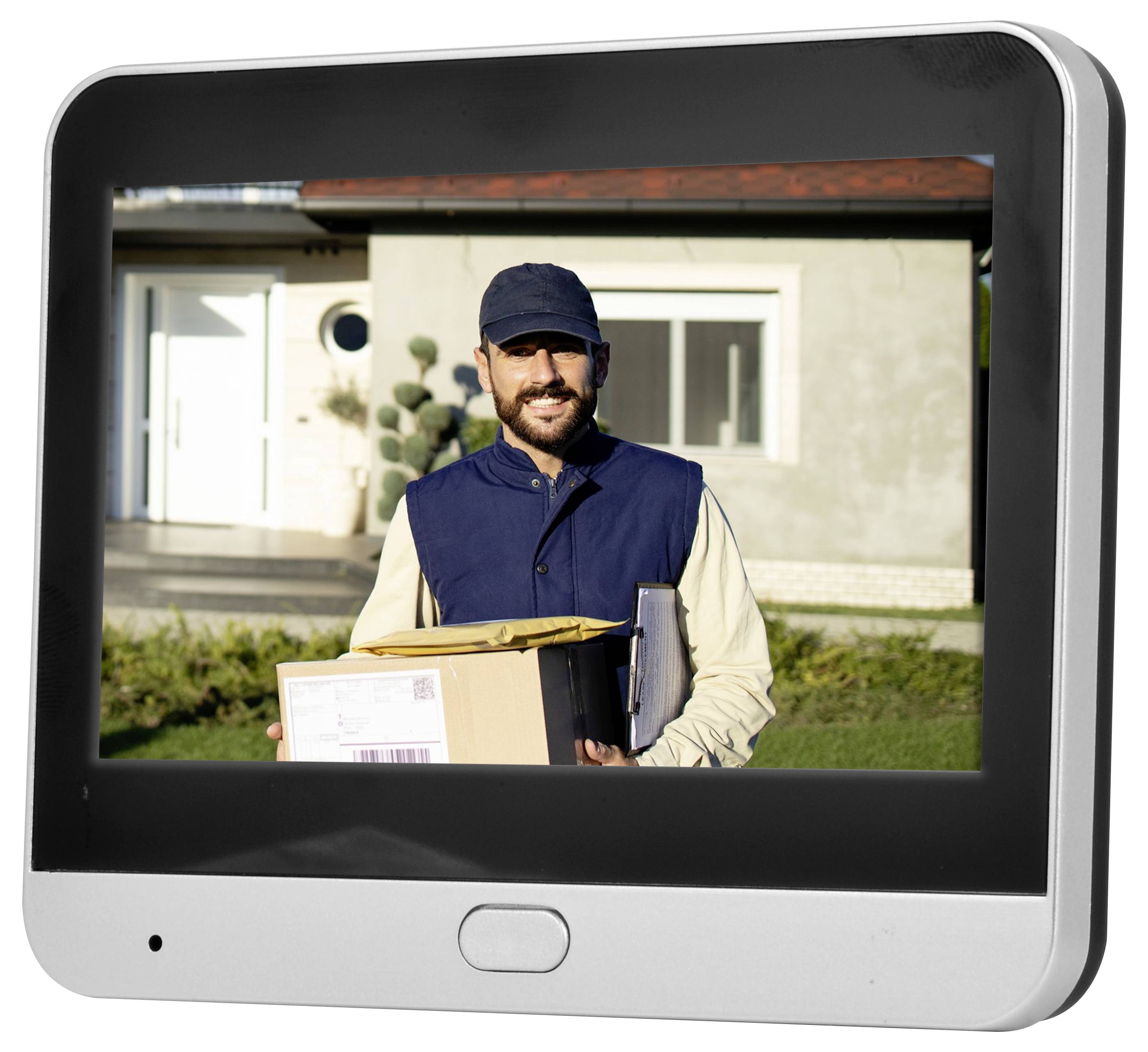 Das Videotürklingel-Display zeigt einen Lieferarbeiter, der ein Paket an einem Hauseingang hält.