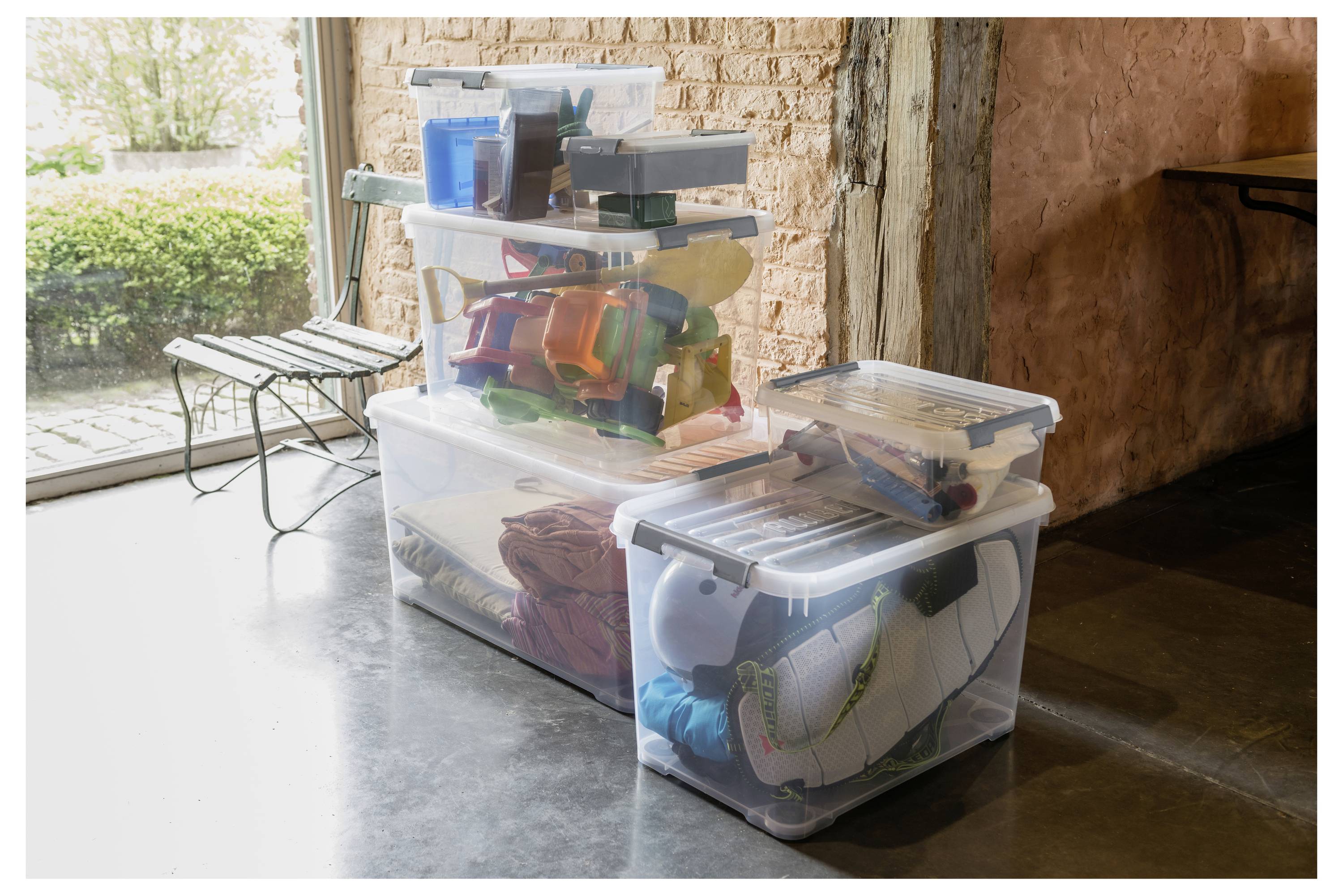 Kabelloses Ladegerät mit einer Handyladefläche, einer Smartwatch-Ladestation und einem Ohrhörer-Etui auf einer einzigen Basis.