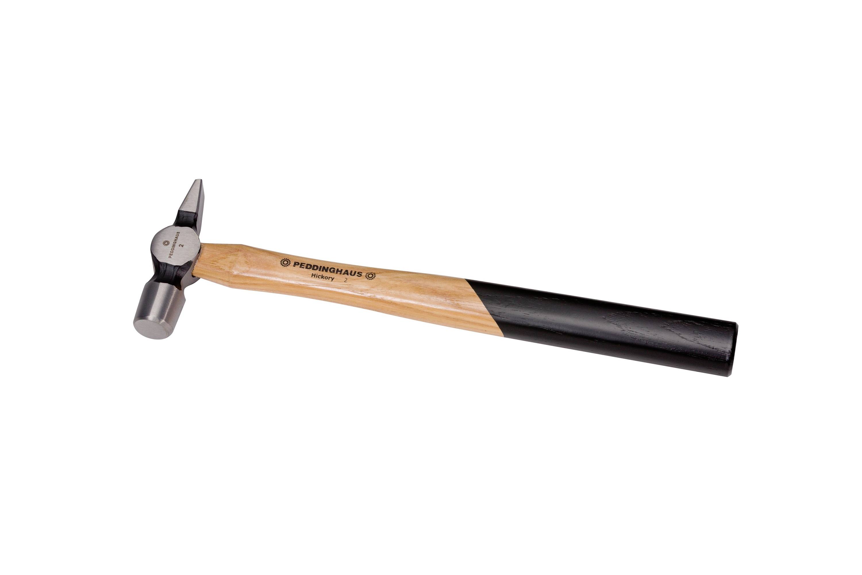 Ein Klauenhammer mit hölzernem Griff und schwarzem Metallschaft auf weißem Hintergrund.