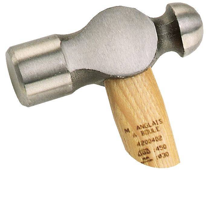 Ein Klauhammer mit einem Holzgriff, isoliert auf weißem Hintergrund dargestellt.