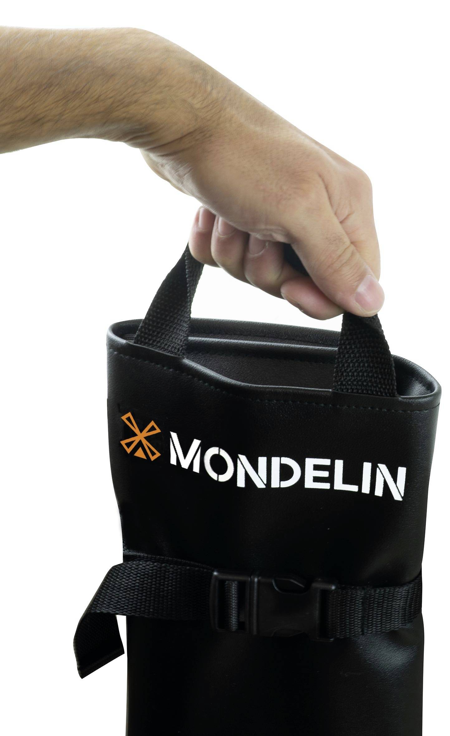 Eine Hand trägt eine schwarze Mondelin-Werkzeugtasche mit zwei Griffen und einem vorderen Riemen, gezeigt auf weißem Hintergrund.