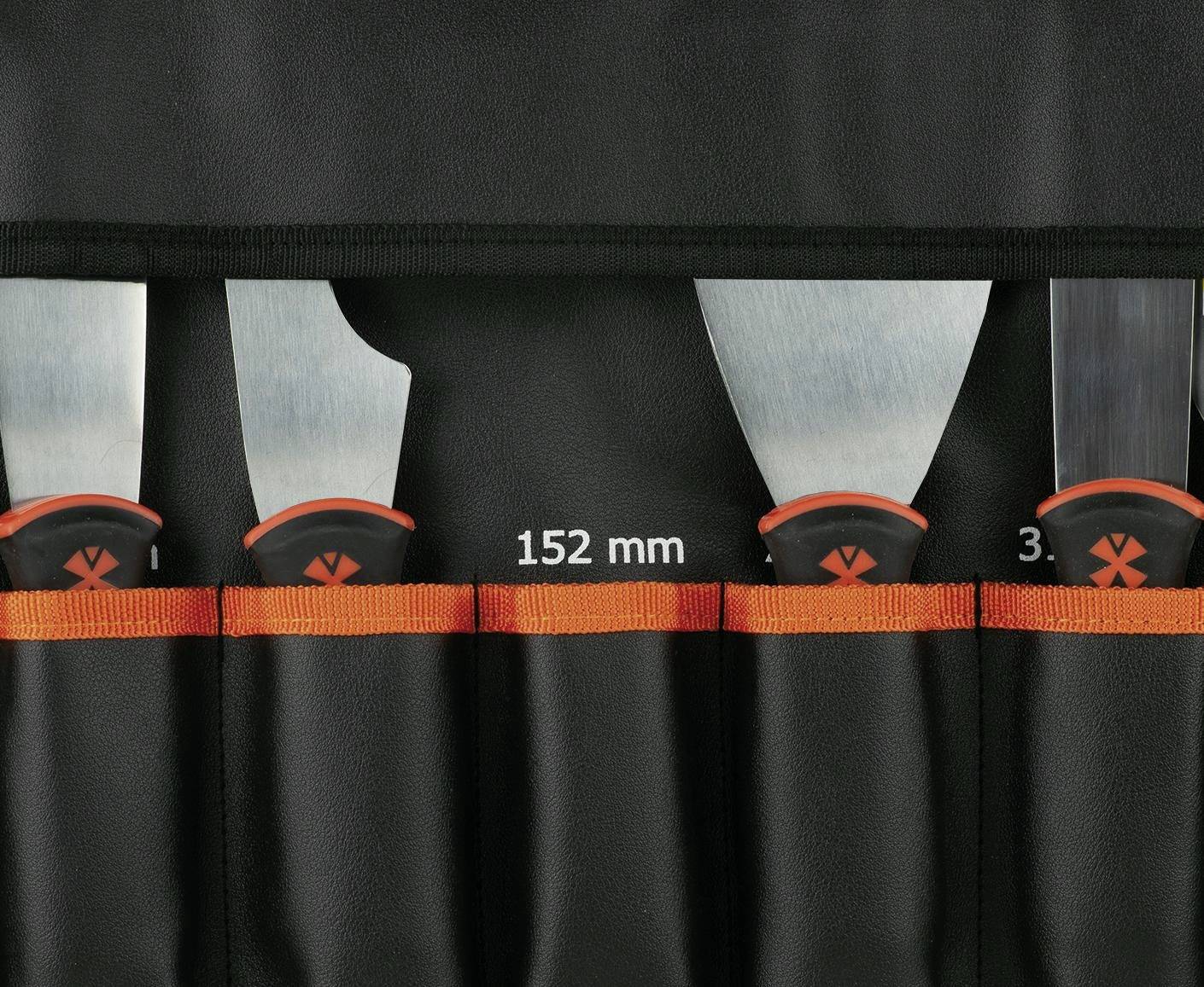 Nahaufnahme einer schwarzen Werkzeugrolle mit orangefarbenem Rand, die mehrere Werkzeuge in Fächern mit den Bezeichnungen 