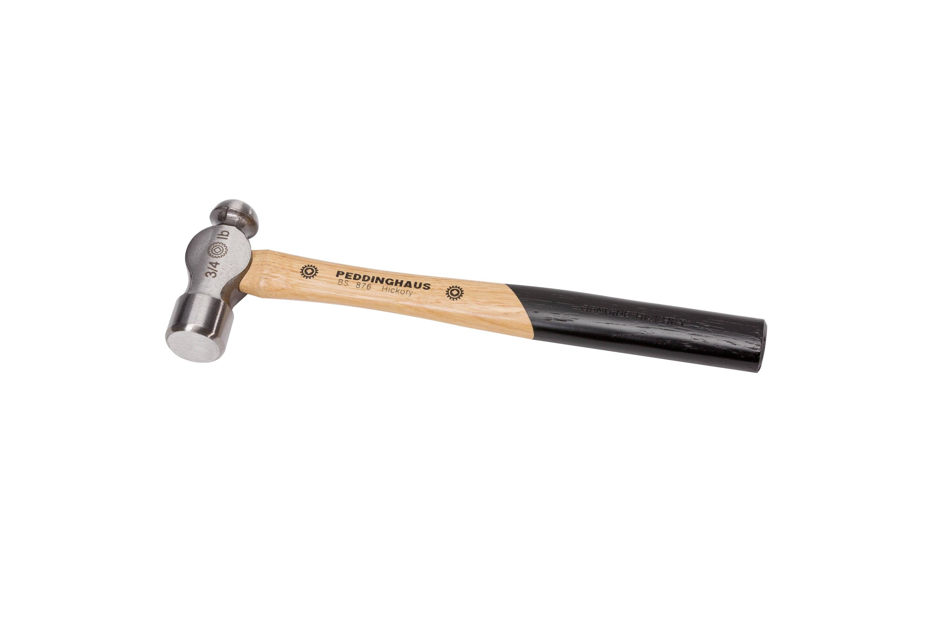 Schlosserhammer mit Holzstiel und schwarzem Griff, isoliert auf weißem Hintergrund.