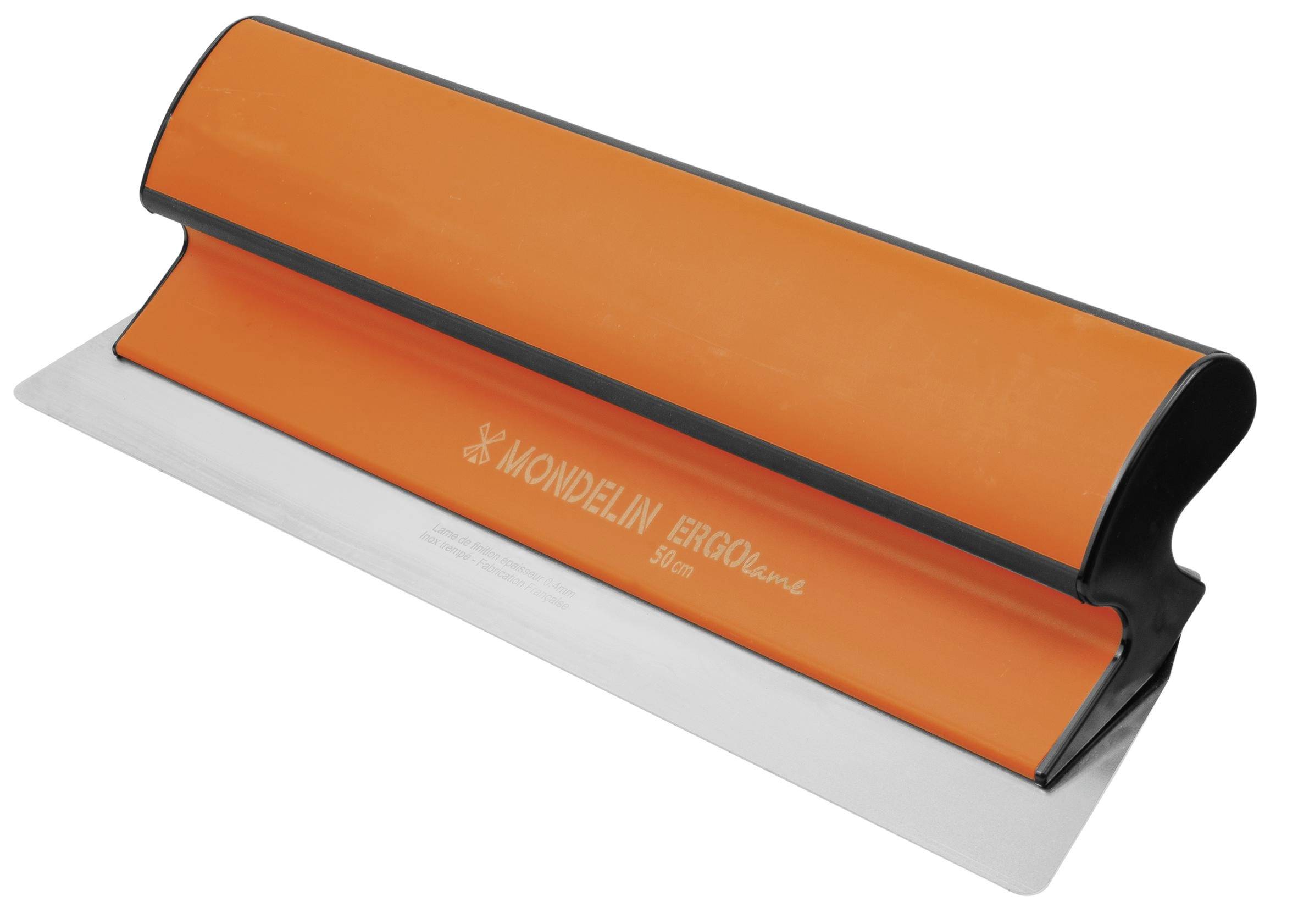 Orange und schwarzes Trockenbau-Spachtelm mit einer breiten silbernen Metallklinge, auf weißem Hintergrund dargestellt.