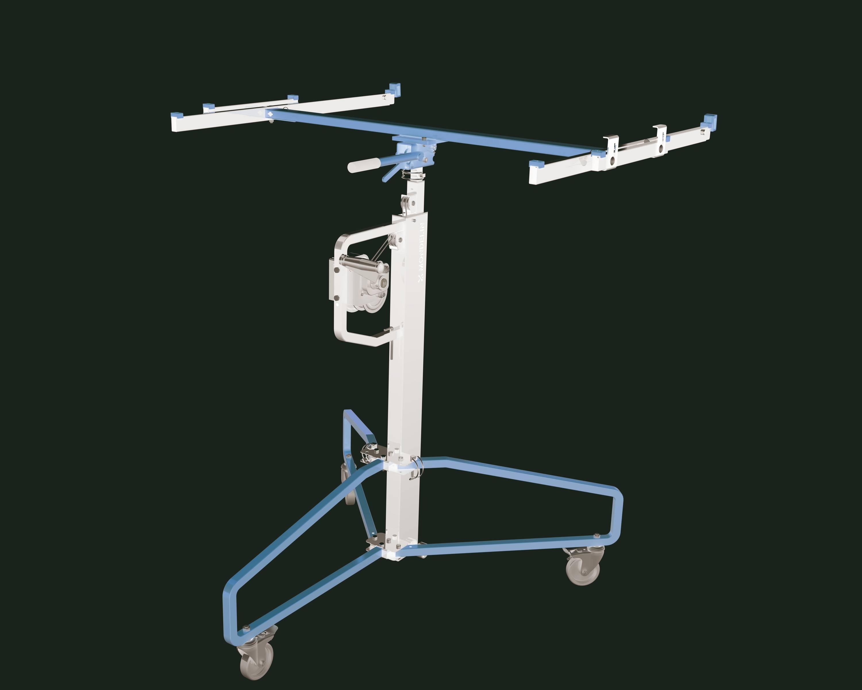 Tragbares medizinisches Hebe-/Transfergerät mit fahrbarer Basis, vertikalem Mast und verstellbaren U-förmigen Stützarmen auf dunklem Hintergrund.
