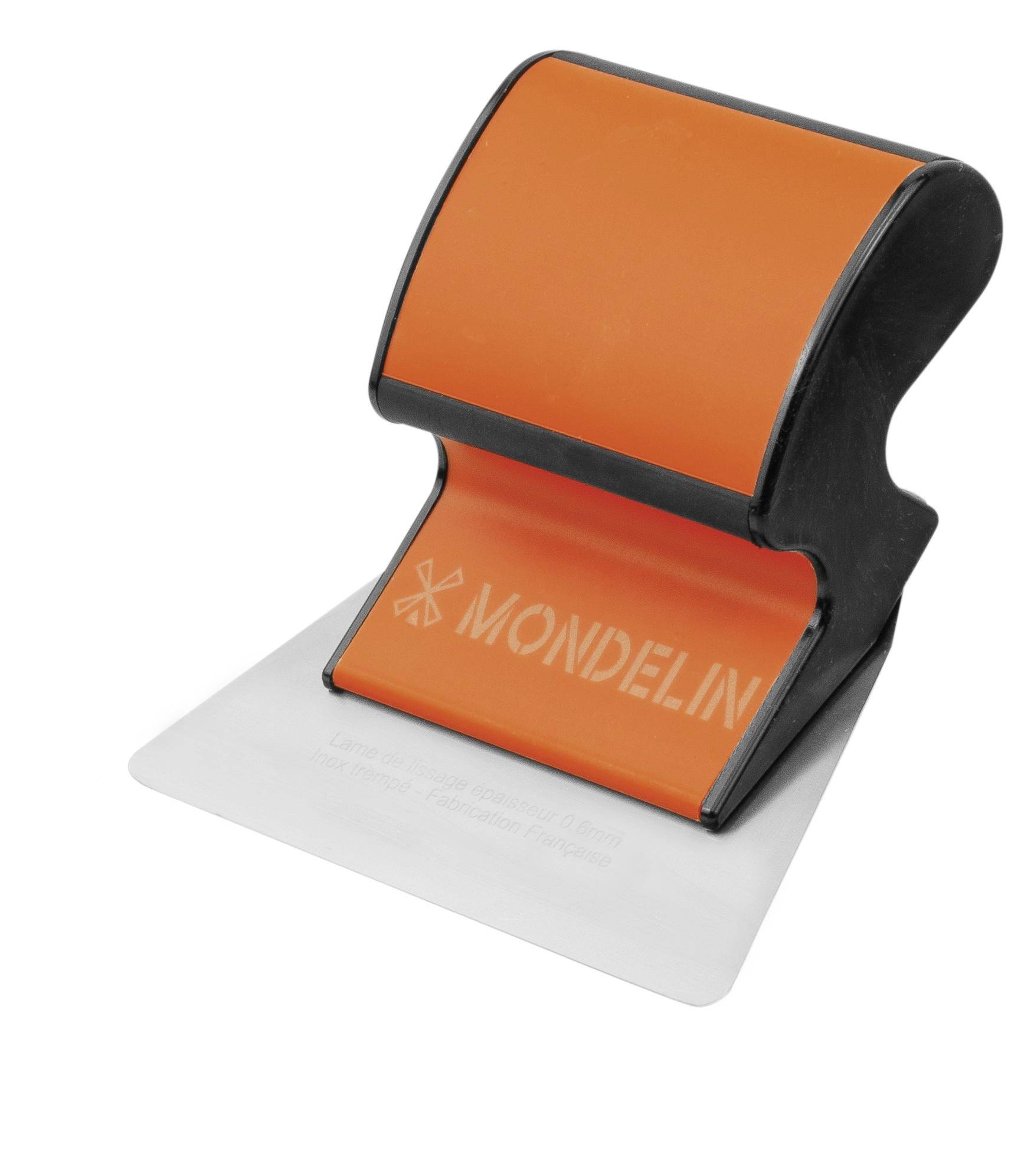 Orange-schwarzes Mondelin-Werkzeug mit gebogenem Griff, das auf einer silbernen Grundplatte ruht, vor weißem Hintergrund dargestellt.