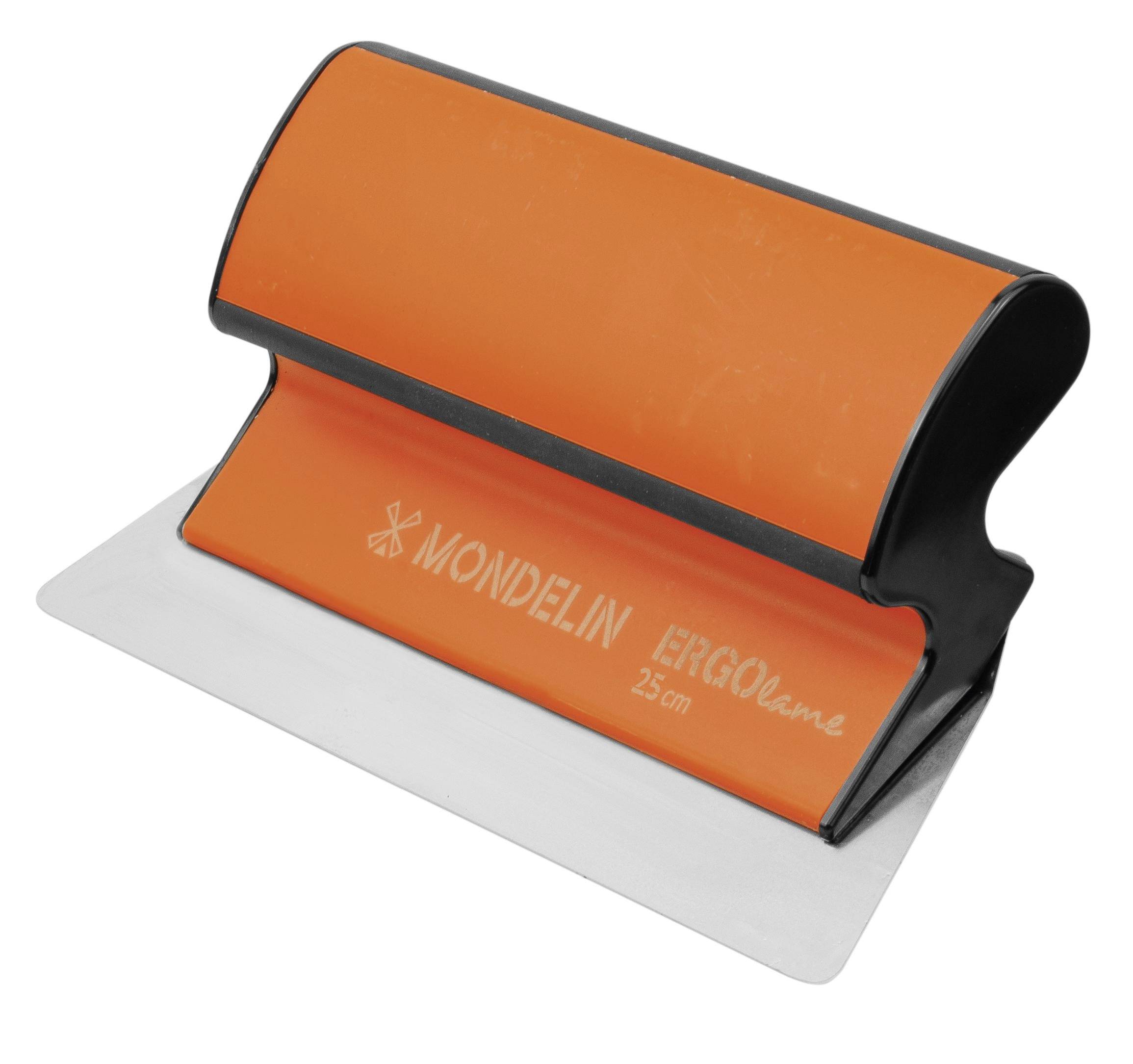 Orange-schwarzer Metall-Teigschaber mit flacher Edelstahlklinge und gebogenem Griff, gekennzeichnet mit 'MONDELIN ERGO' 25 cm.