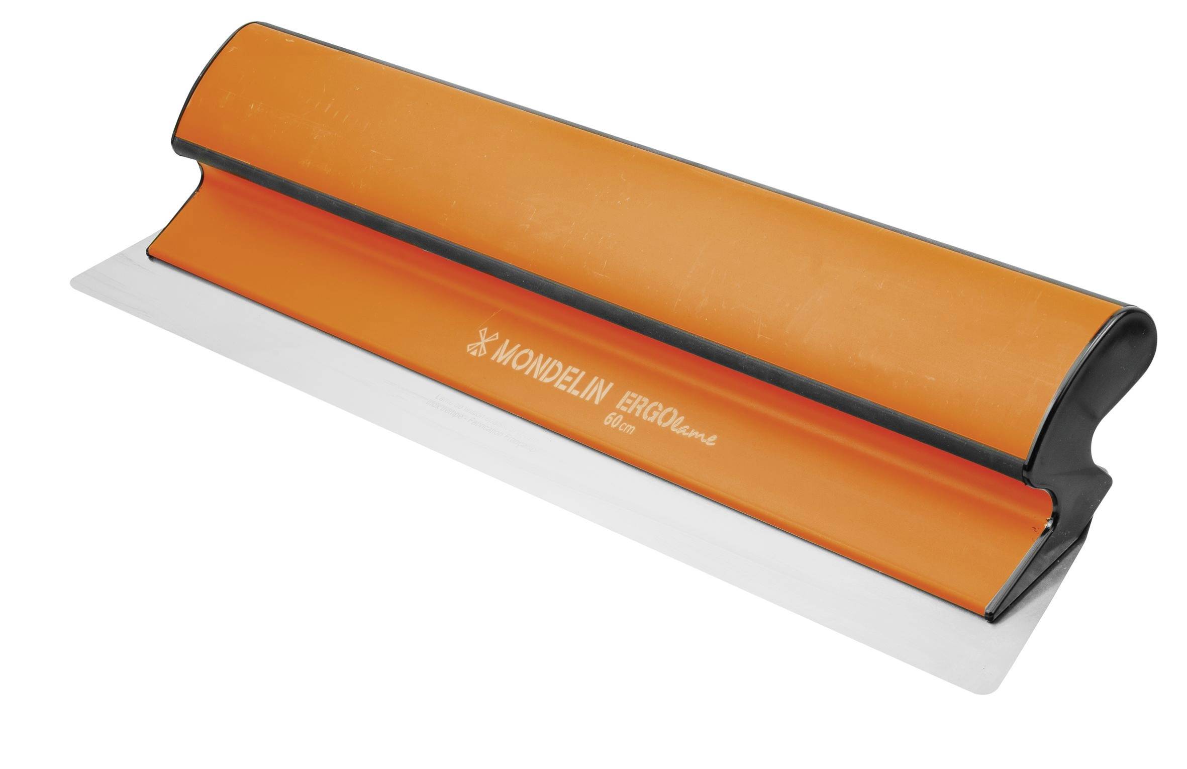 Ein fahrbares Bauaufzug-Stativ mit blauen Stützarmen und einem verstellbaren weißen Ausleger steht auf einem Betonboden in einem lagerhallenartigen Raum.