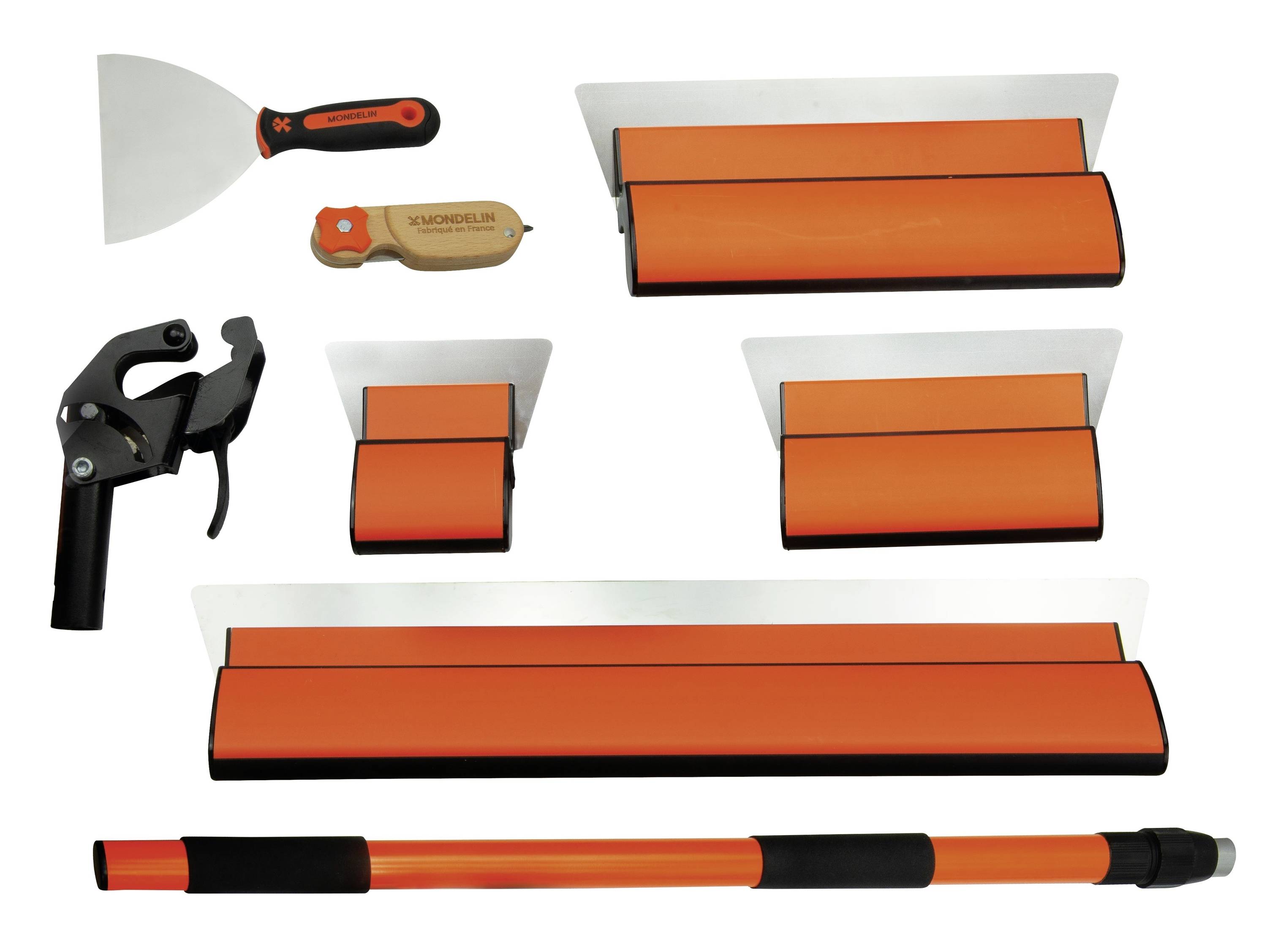 Satz von orange-schwarzen Trockenbau-Verarbeitungswerkzeugen: Kellen, ein Eckenwerkzeug, ein Schaber und eine Verlängerungsstange auf weißem Hintergrund.