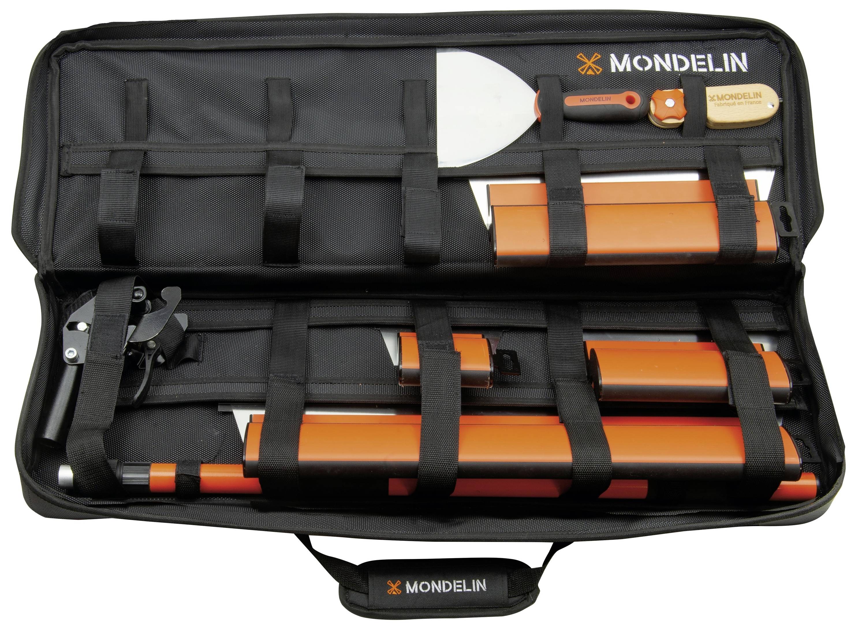 Offene Mondelin-Werkzeugtasche mit orange-griff-Bauwerkzeugen, einschließlich Maurerkelle, Messer und Wasserwaagen, sauber im Inneren angebracht.