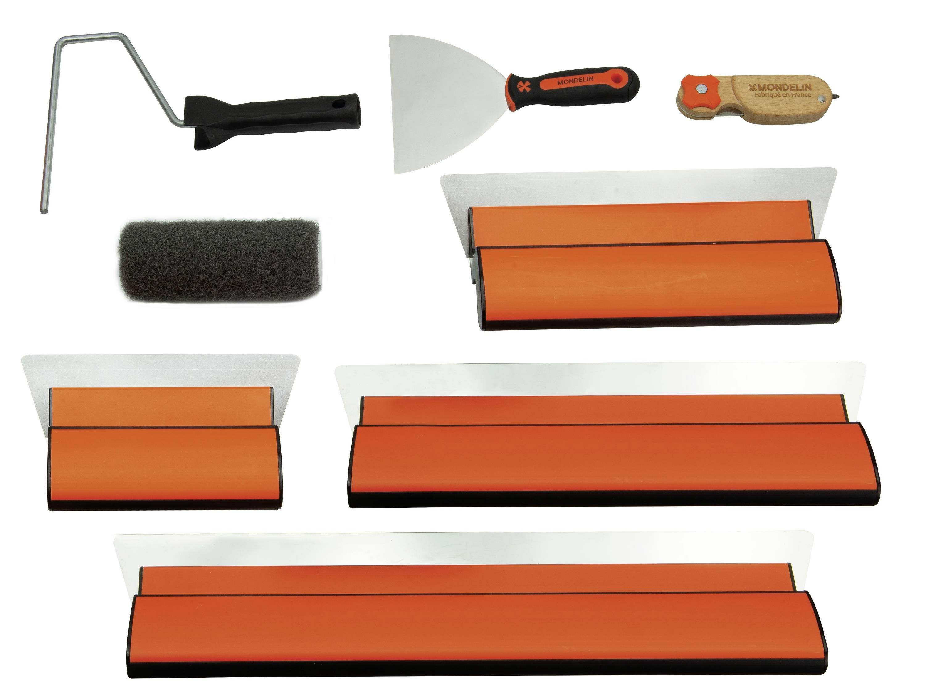 Satz aus orange und silbernen Trockenbaufinish-Werkzeugen, einschließlich Kellen, einem Griff, einem Schwamm und einem Klingenapplikator, auf weißem Hintergrund.