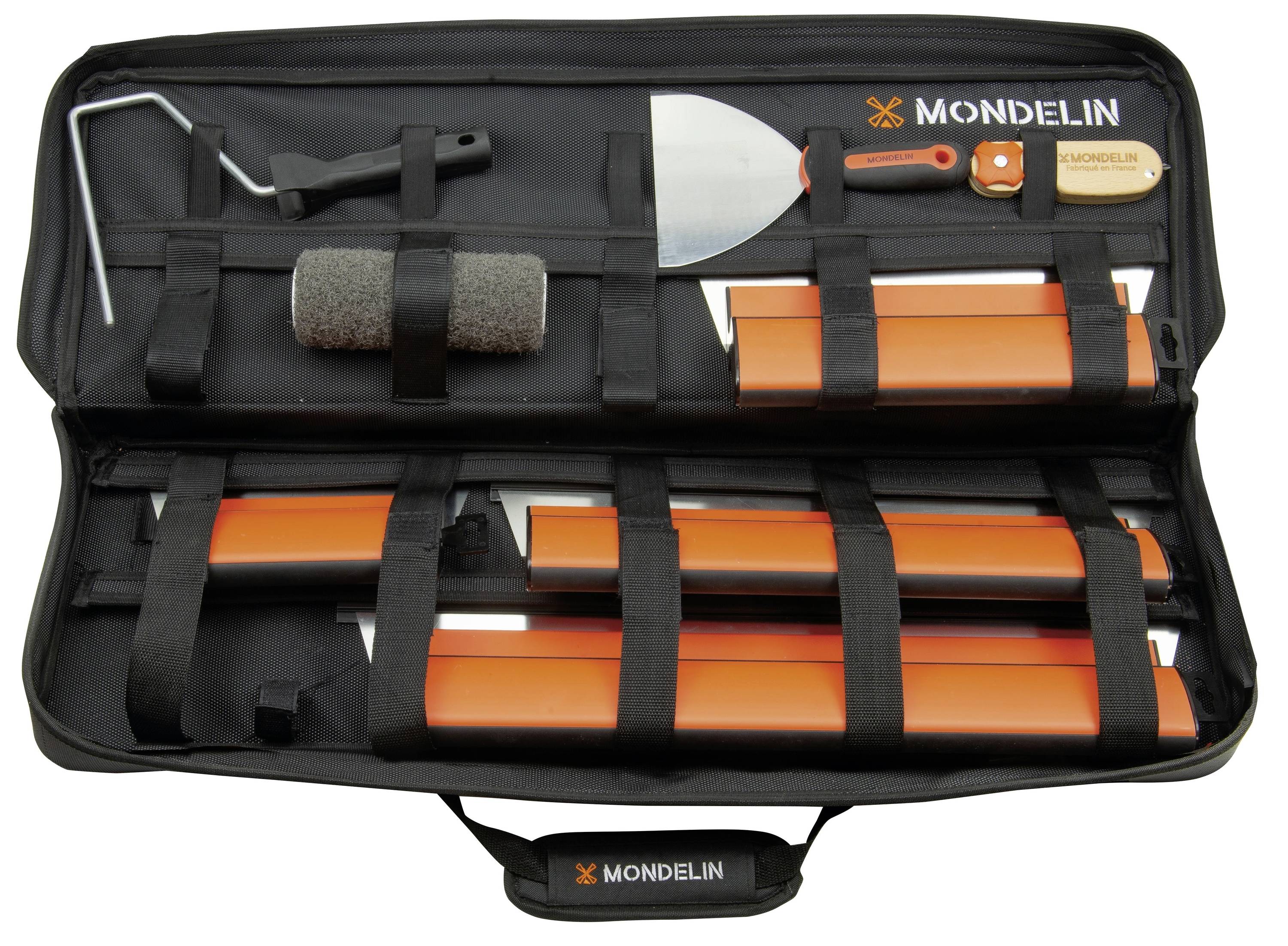 Offene schwarze Werkzeugkiste mit Mondelin-Putzwerkzeugen, einschließlich Kellen, Walzen und orangefarbenen Zubehörteilen, die durch Riemen gesichert sind.