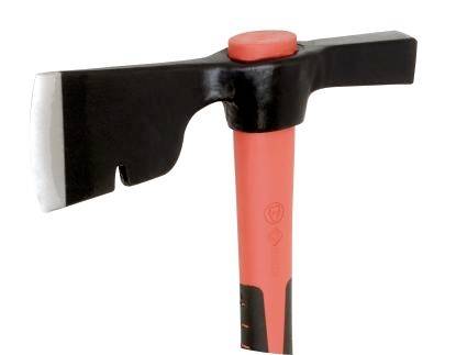 Eine Feueraxt mit rotem Griff, schwarzem Kopf und silberner Klinge, gezeigt vor weißem Hintergrund.