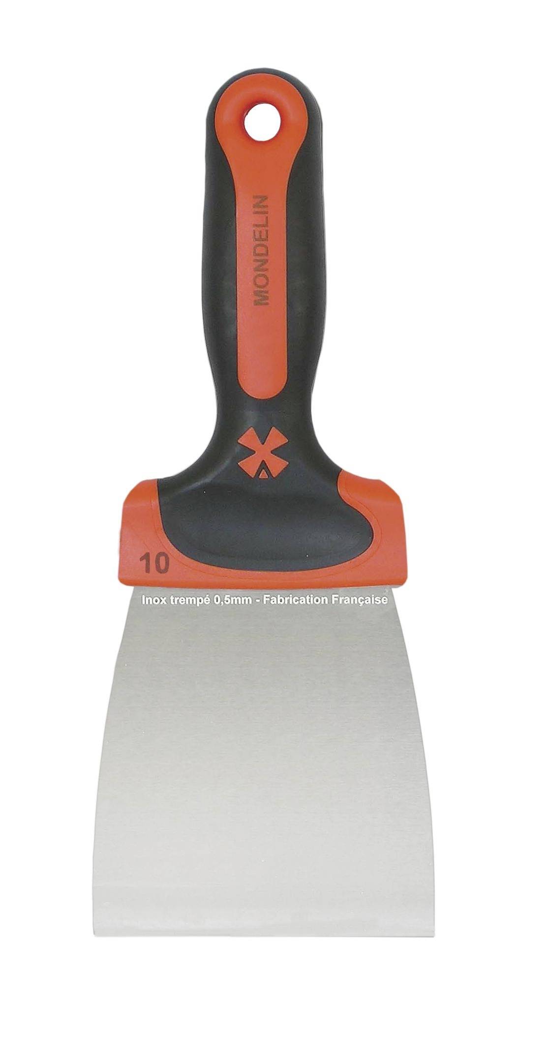 Ein breites Spachtelmesser mit schwarzem und orangefarbenem Griff und einer Metallklinge, beschriftet mit „MODELIN