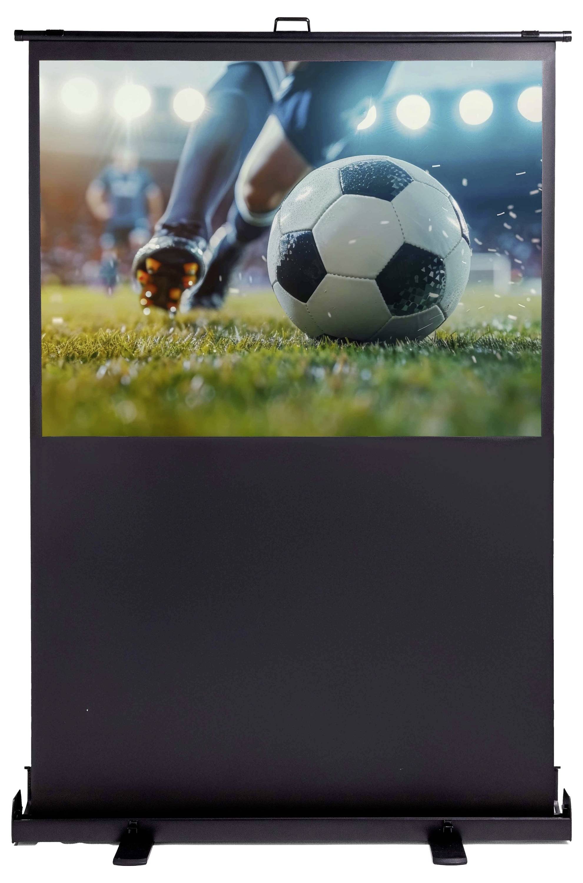 Tragbarer Projektionsschirm zeigt eine Nahaufnahme einer Fußballszene mit einem Spieler, der einen Ball auf einem beleuchteten Spielfeld tritt.