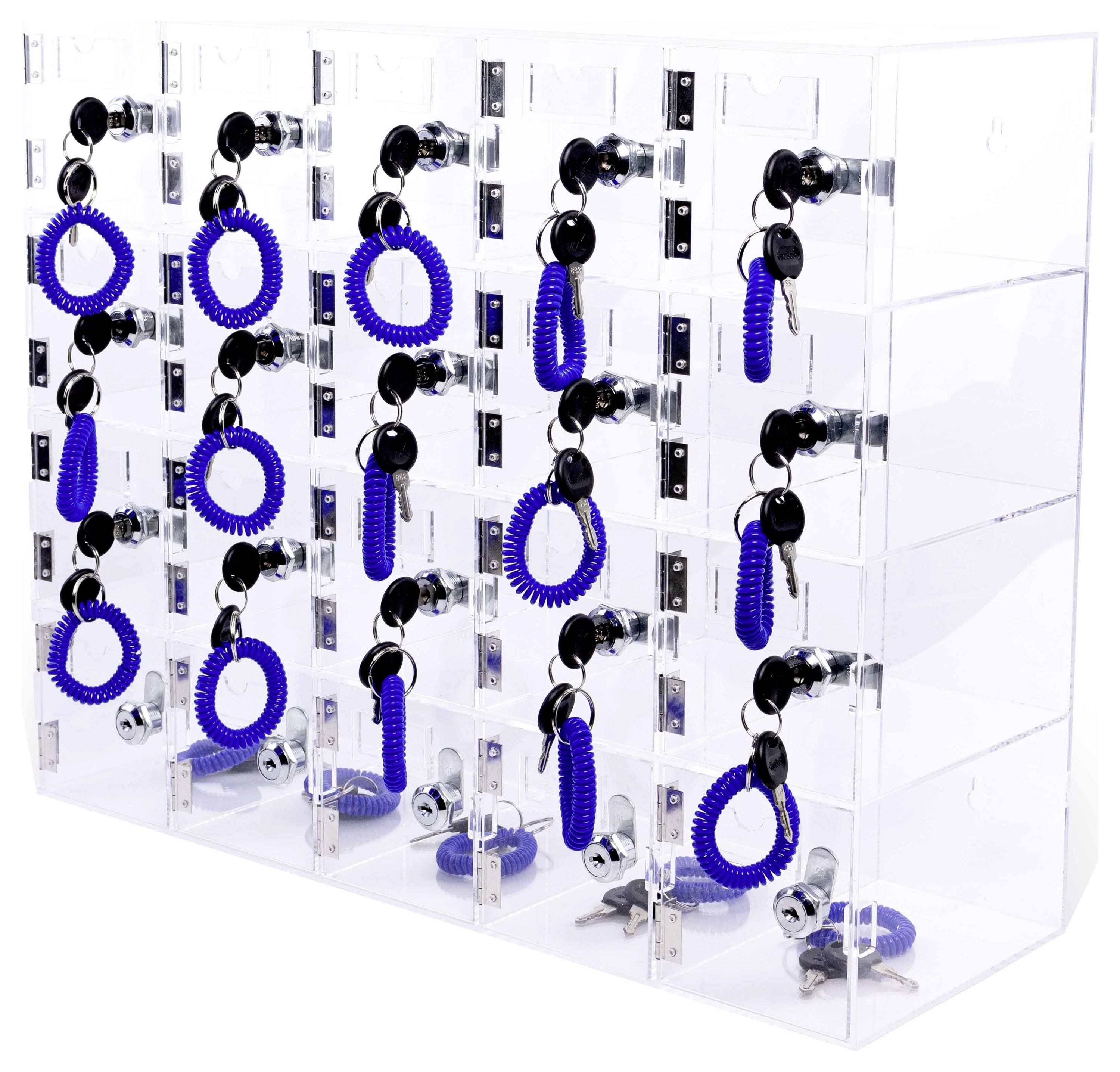 Transparenter verschließbarer Vitrinenschrank mit mehreren Fächern, von denen jedes ein blaues aufgerolltes Kabel und einen schwarzen Stecker enthält, in Perspektivansicht auf weißem Hintergrund.