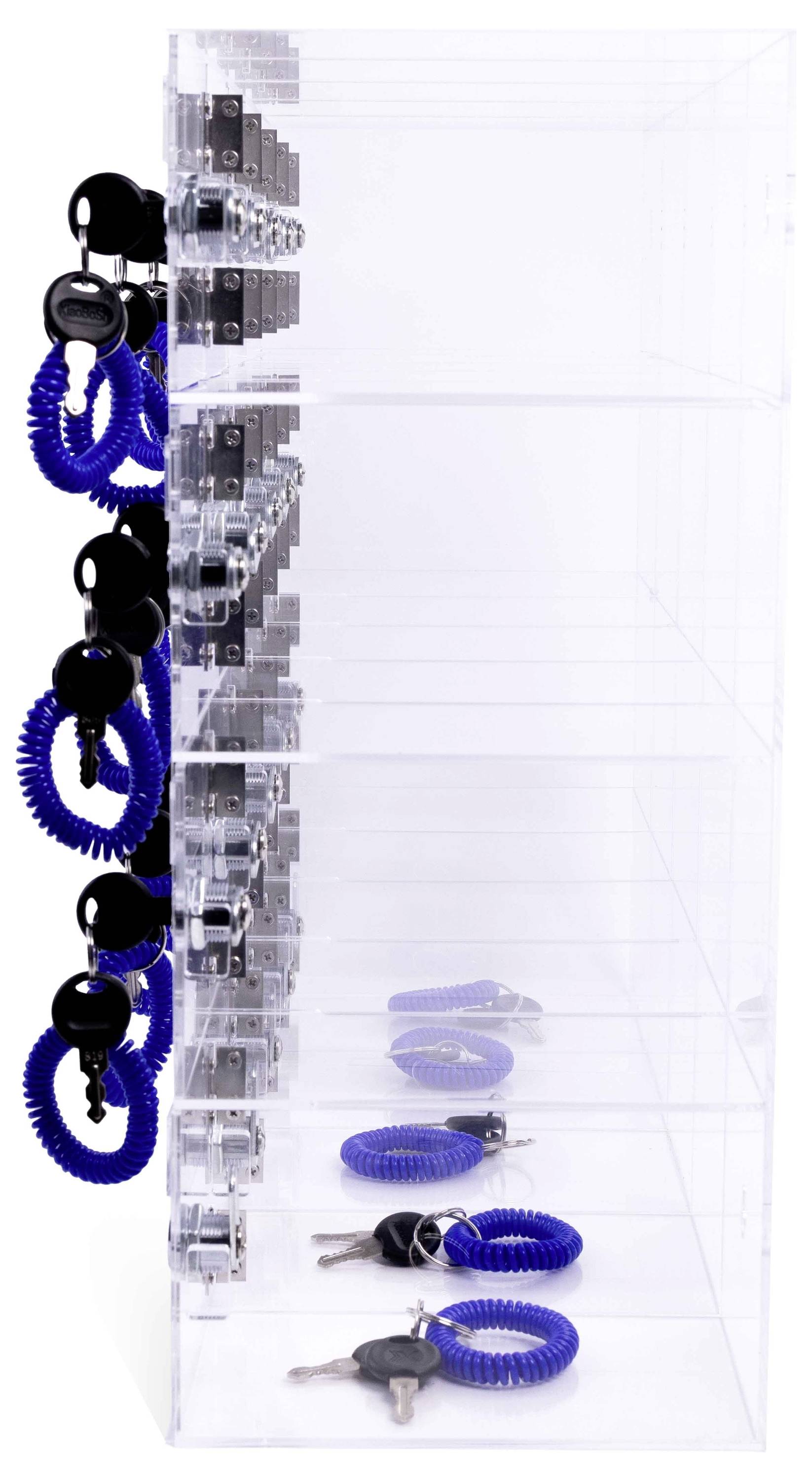 Durchsichtige Lockbox mit mehreren Schlüsselsätzen auf den unteren Regalen gelagert; blaue Spiral-Schlüsselanhänger hängen auf der linken Seite.