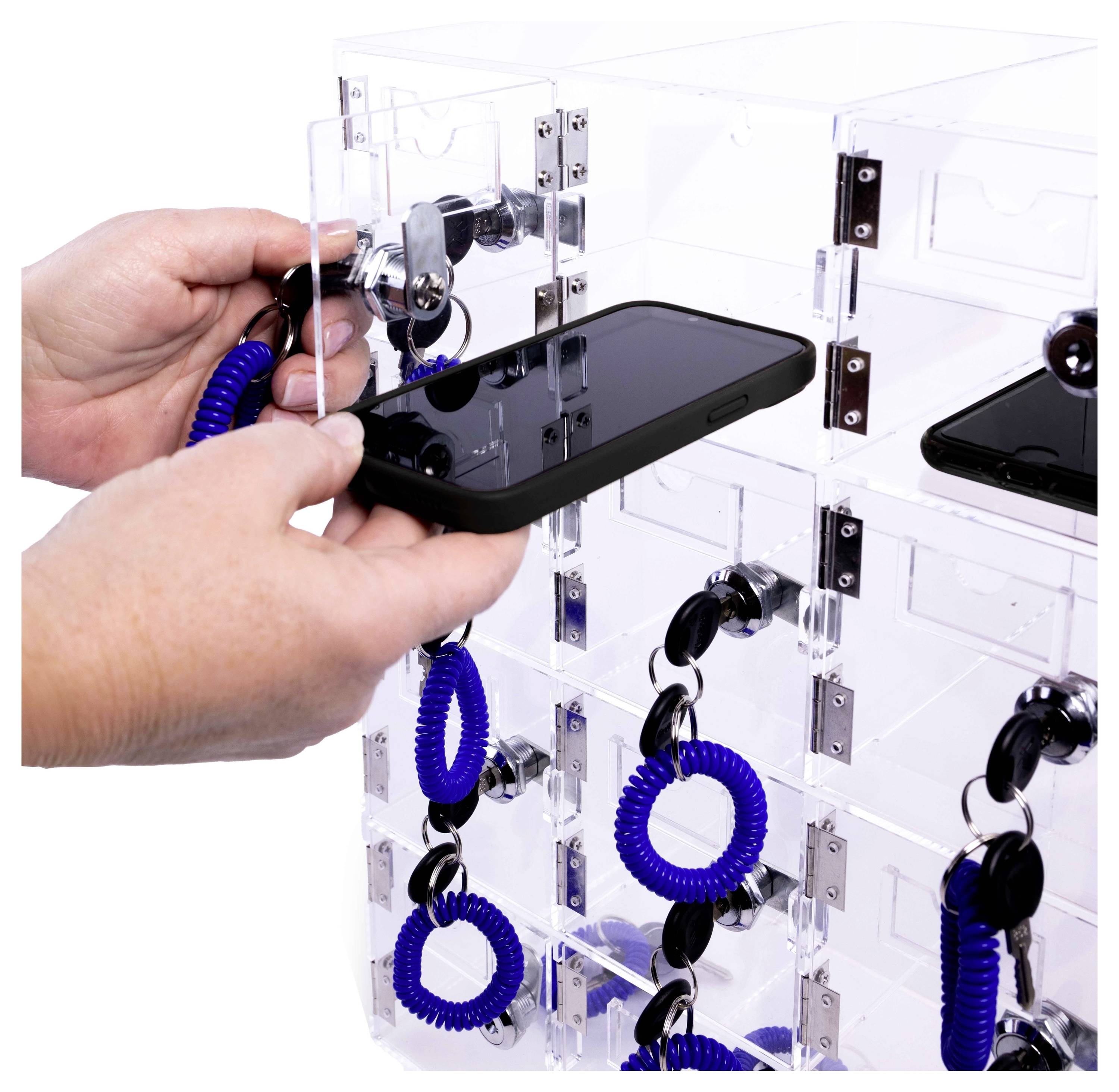 Hände, die ein Smartphone an einer klaren Acryl-Spindwand mit blauen Spiralleinen verwenden, wahrscheinlich eine sichere Telefonabgabestation.