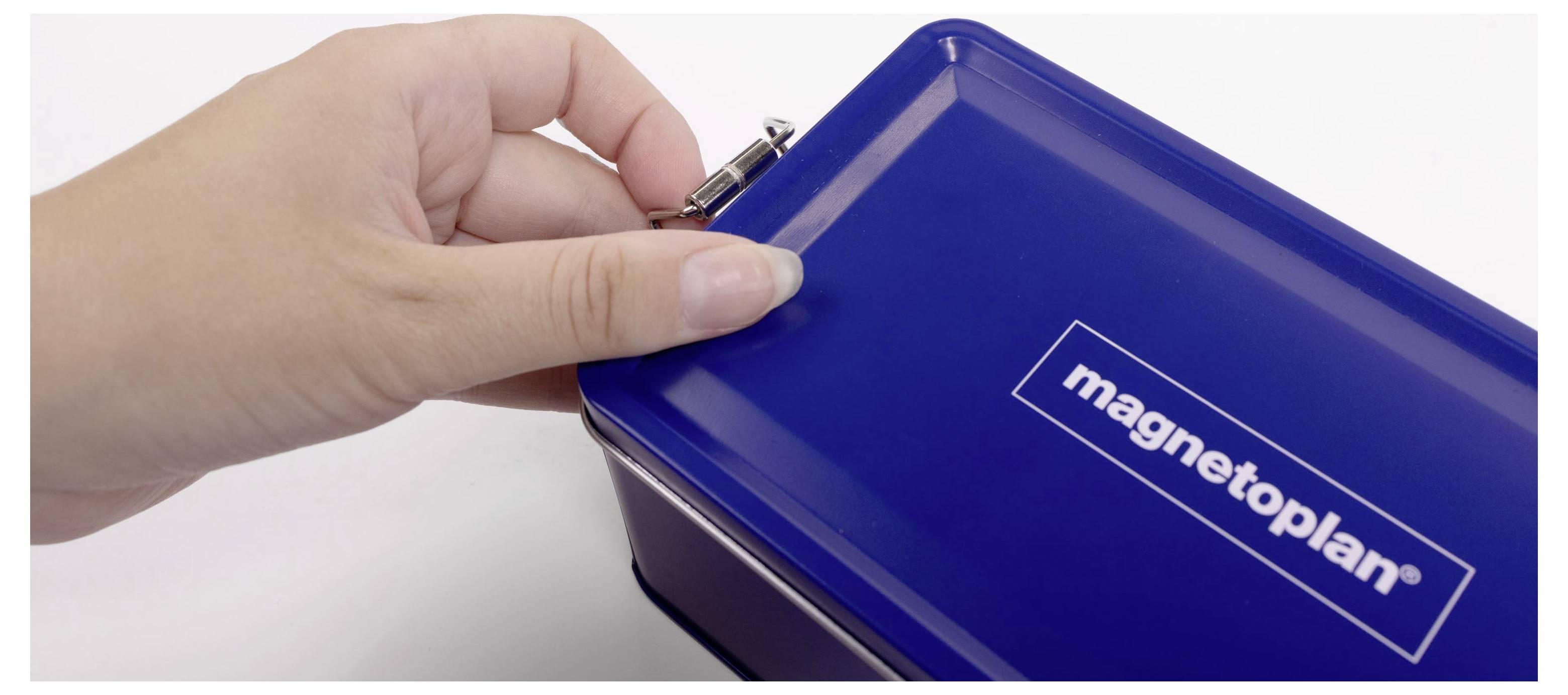 Hand öffnet eine blaue Magnetoplan-Aufbewahrungsbox, indem sie den Metallverschluss auf dem Deckel hebt.