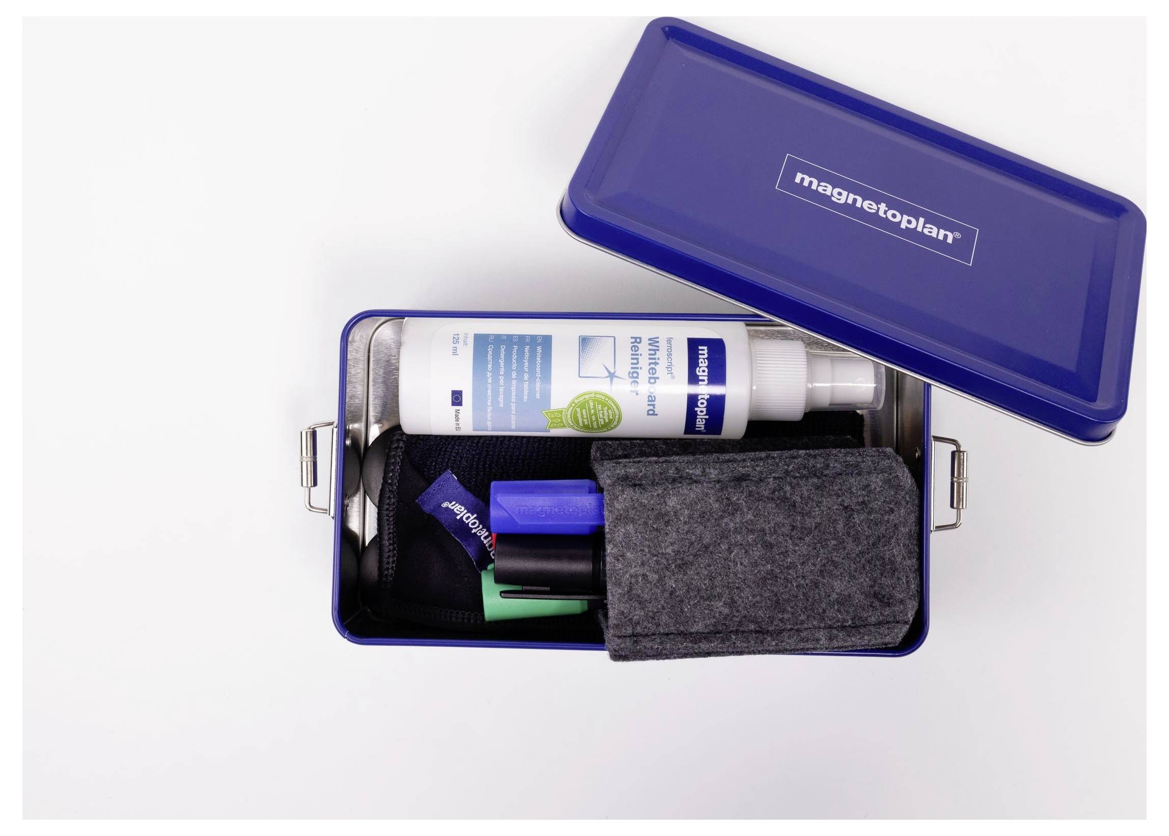 Offener blauer Magnetoplan-Blechorganizer mit Stiften, Marker, kleiner Flasche, Tuch und Zubehör ordentlich im Inneren verstaut.