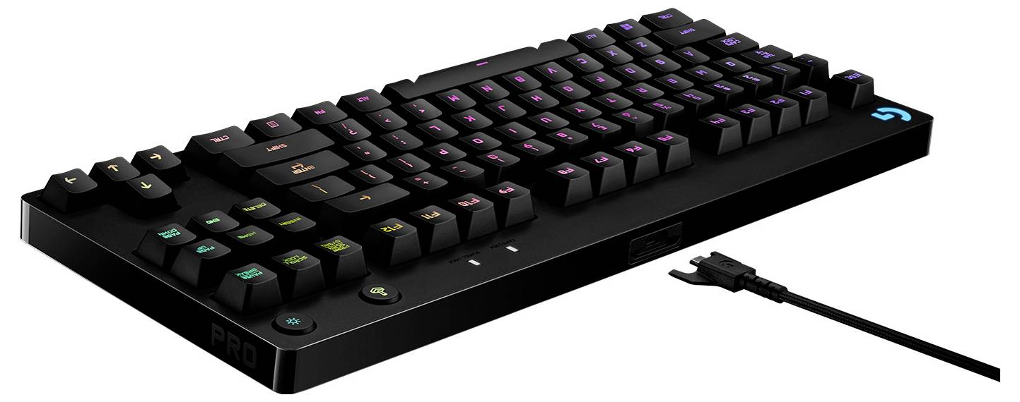 Schwarze mechanische Gaming-Tastatur mit RGB-beleuchteten Tasten und abnehmbarem USB-Kabel, in schräger Ansicht auf weißem Hintergrund dargestellt.