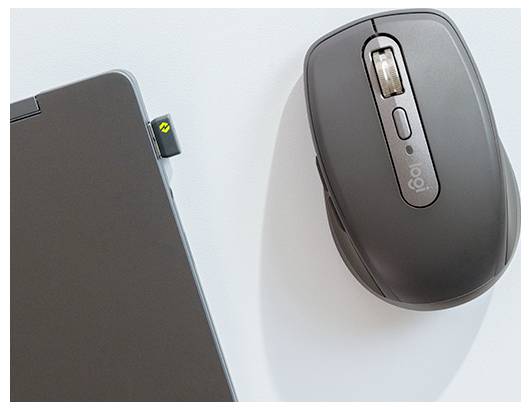 Kabellose Maus neben einem Laptop mit einem kleinen USB-Empfänger, der in den Computer eingesteckt ist
