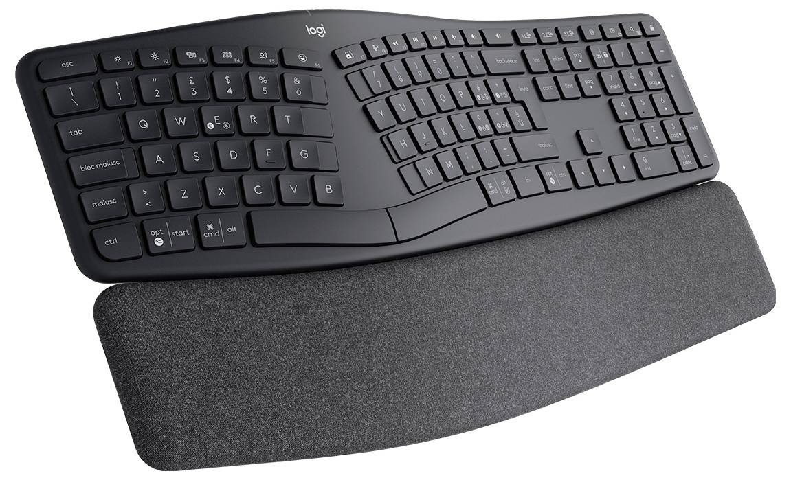Ergonomische schwarze geteilte Tastatur mit integrierter Handgelenkstütze auf weißem Hintergrund.