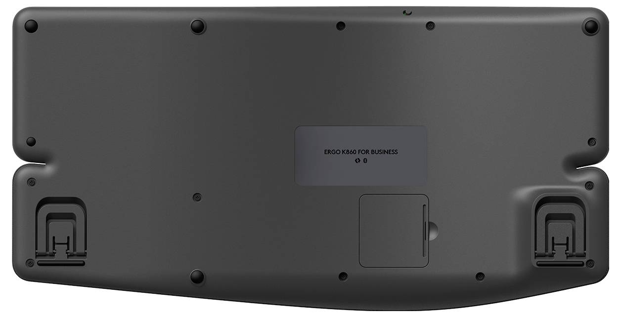 Unteransicht eines schwarzen elektronischen Geräts oder einer Tastaturhülle mit Gummifüßen, einem zentralen Etikett und einer Batteriefachklappe.