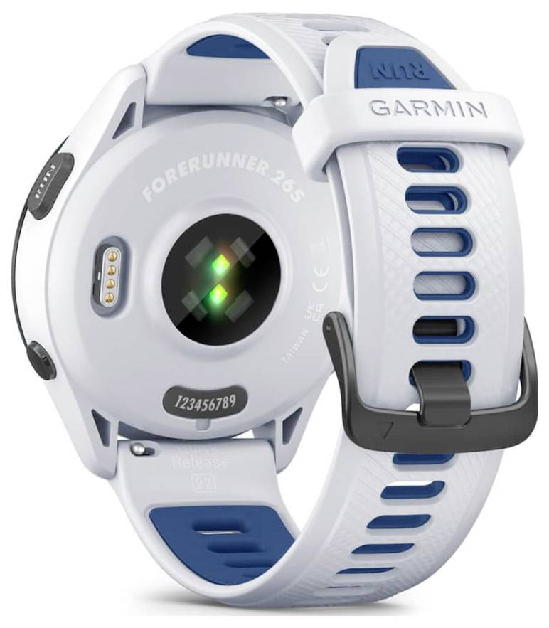 Weiße Garmin Forerunner 265 GPS-Laufuhr von hinten gezeigt, mit Pulssensor und belüftetem weiß-blauem Armband.