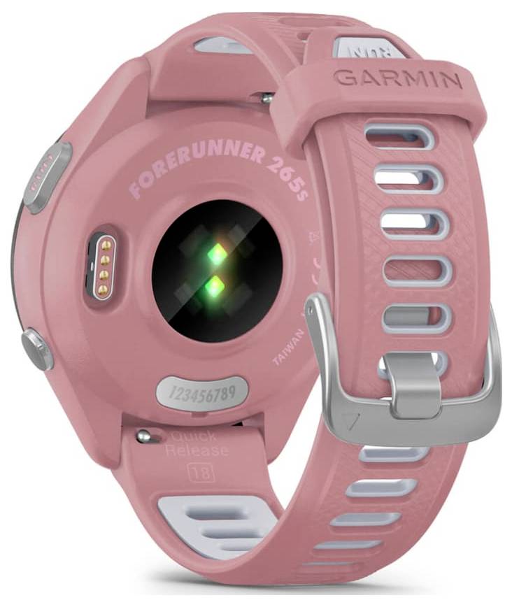 Rückansicht einer rosa Garmin Forerunner 265S Smartwatch mit Silikonarmband, das die Herzfrequenzsensor-Leuchten und die Schnalle zeigt.