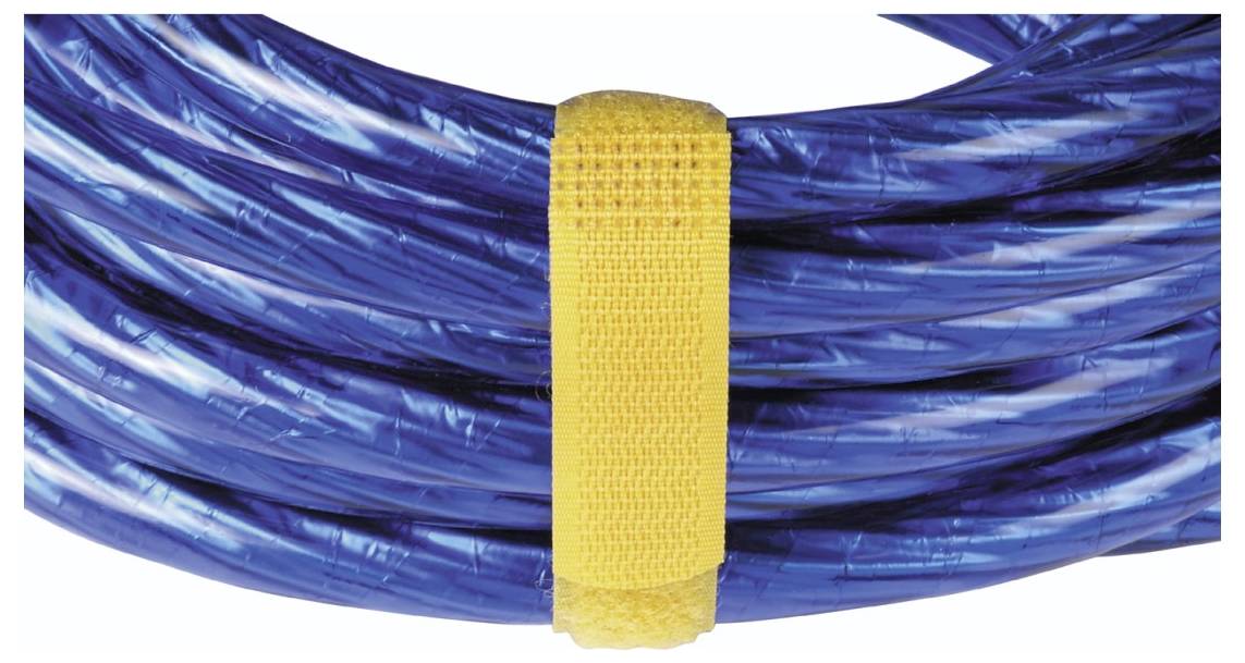 Blaue geflochtene Kabel, die mit einem gelben Riemen oder einer gelben Hülle auf weißem Hintergrund zusammengebunden sind.