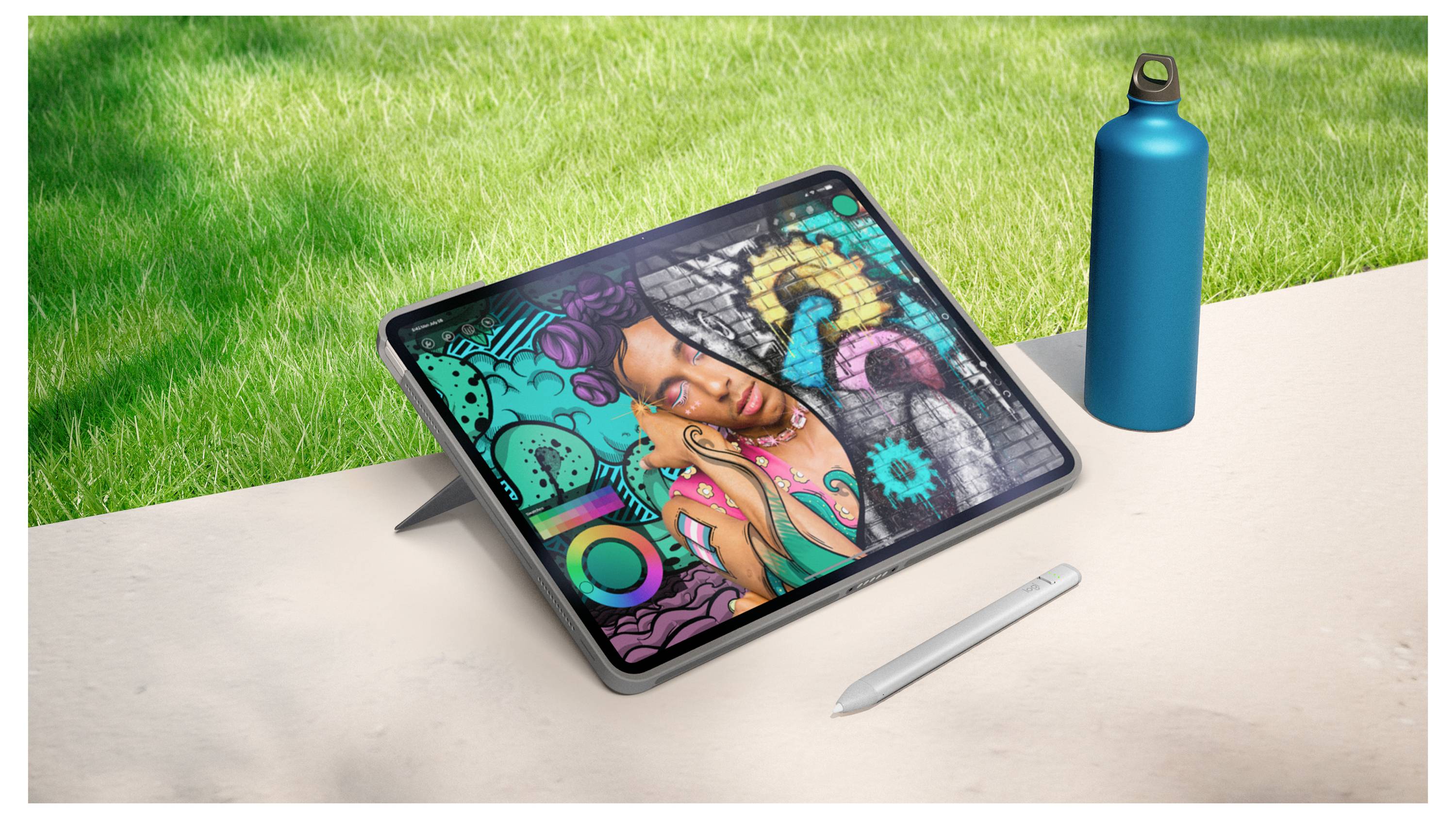 Tablet auf einem Ständer, das bunte digitale Kunst anzeigt, mit einem Stift und einer Wasserflasche daneben auf einer Tischplatte im Freien.