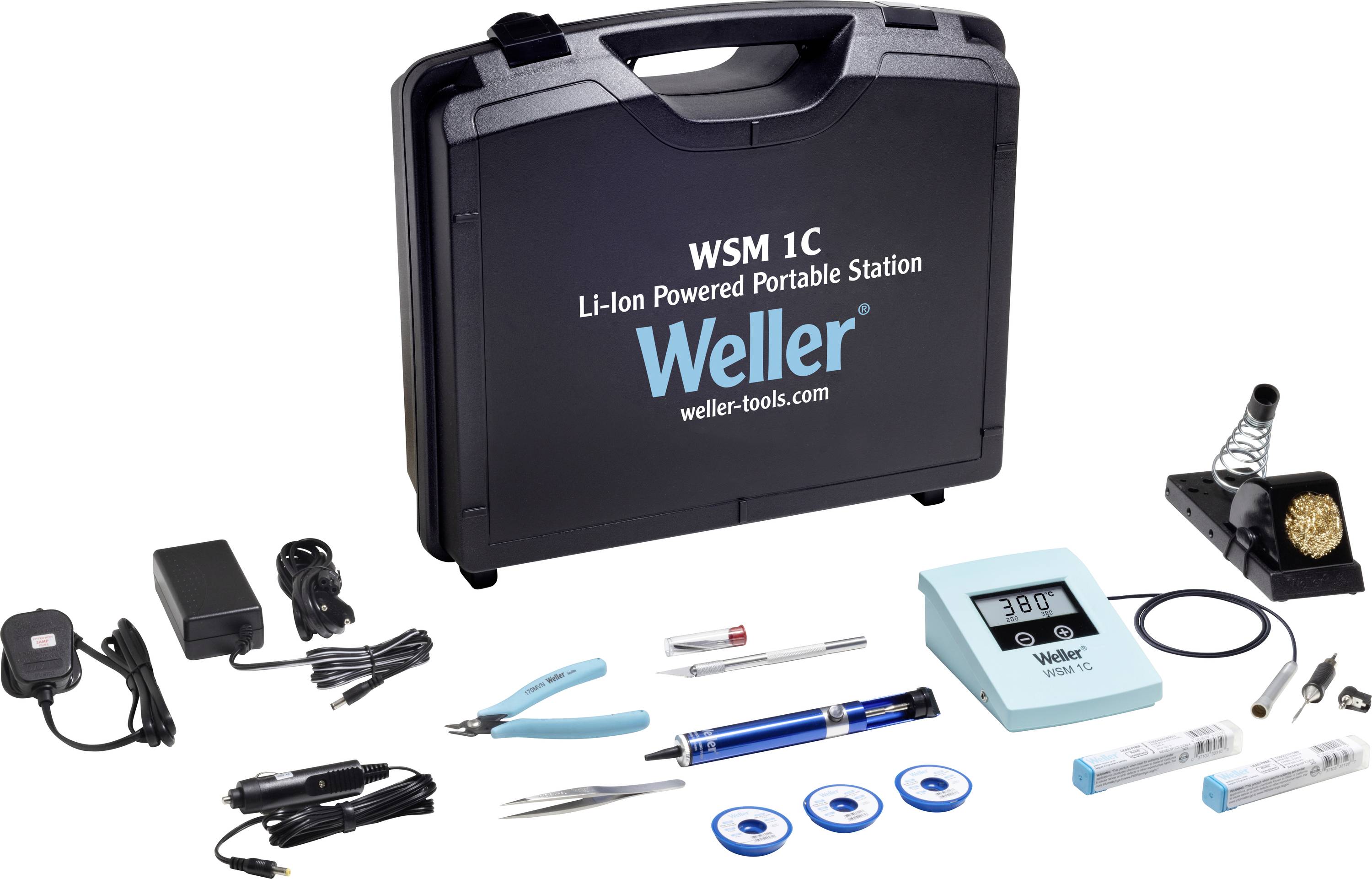 Weller WSM 1C Li-Ionen tragbare Lötstation im Tragekoffer, gezeigt mit Stromadapter, Lötkolben, Spitzreiniger, Werkzeugen und Zubehör.