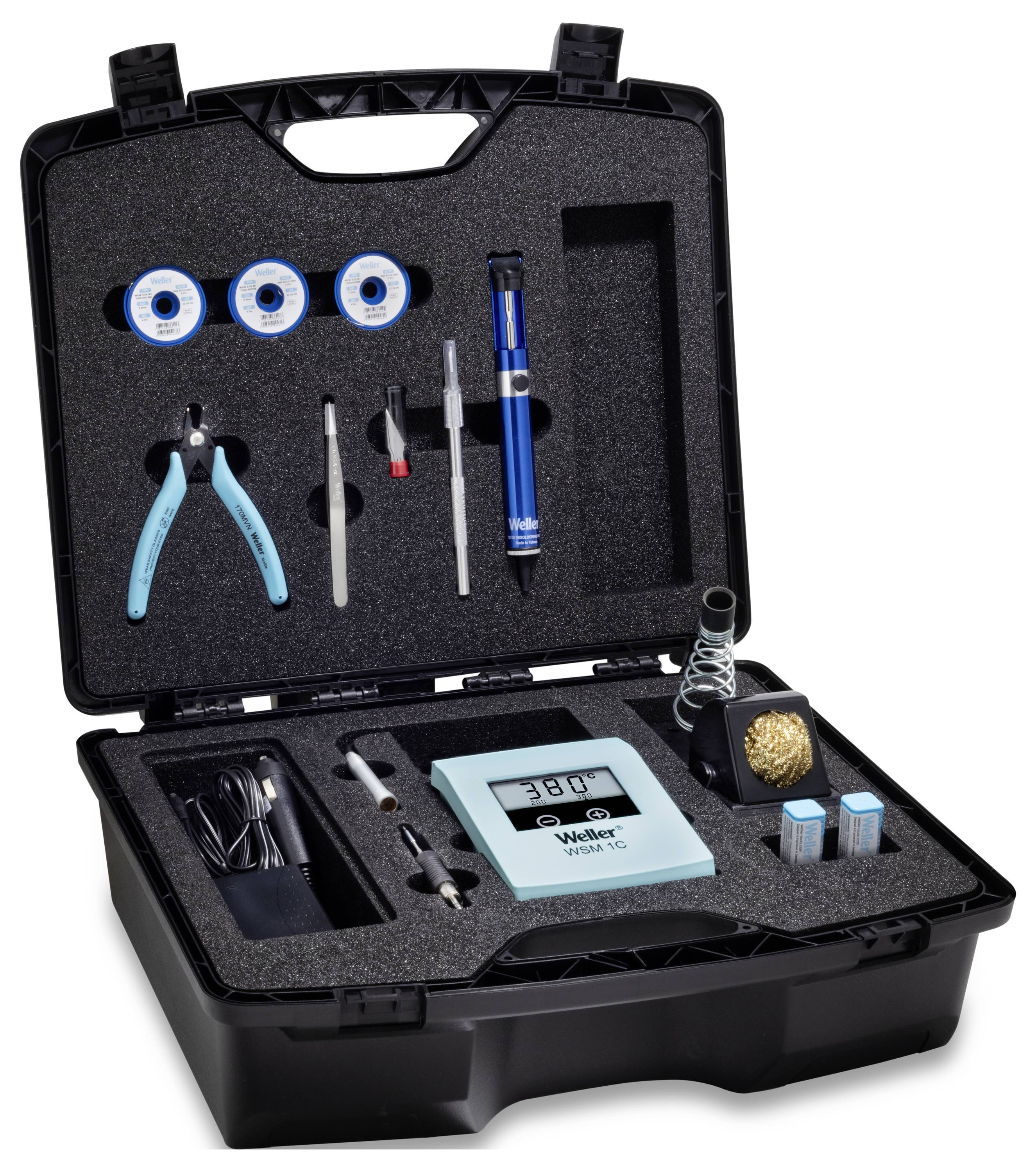 Offener schwarzer Koffer mit Lötset: Lötkolben, Drahtschneider, Werkzeuge, Schwamm, Drahtspulen, digitale Station und Zubehör.