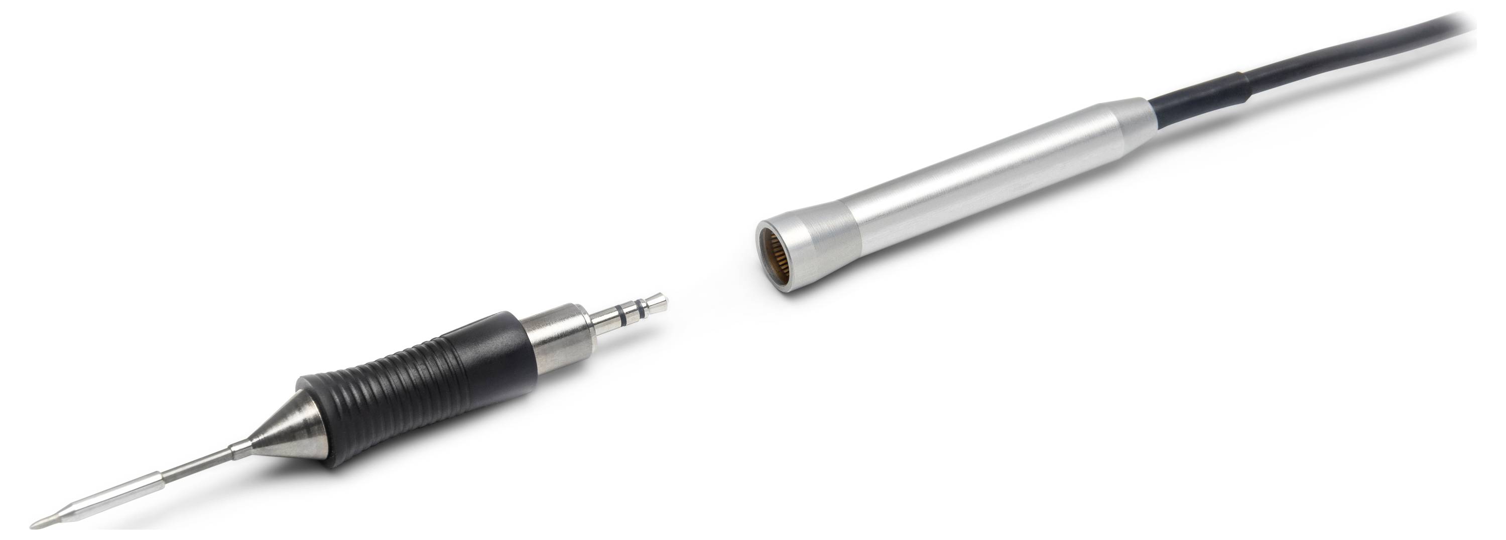 Ein silbern-schwarzes Metall-Stylus- oder Stiftspitzenkomponent, separat auf weißem Hintergrund dargestellt.