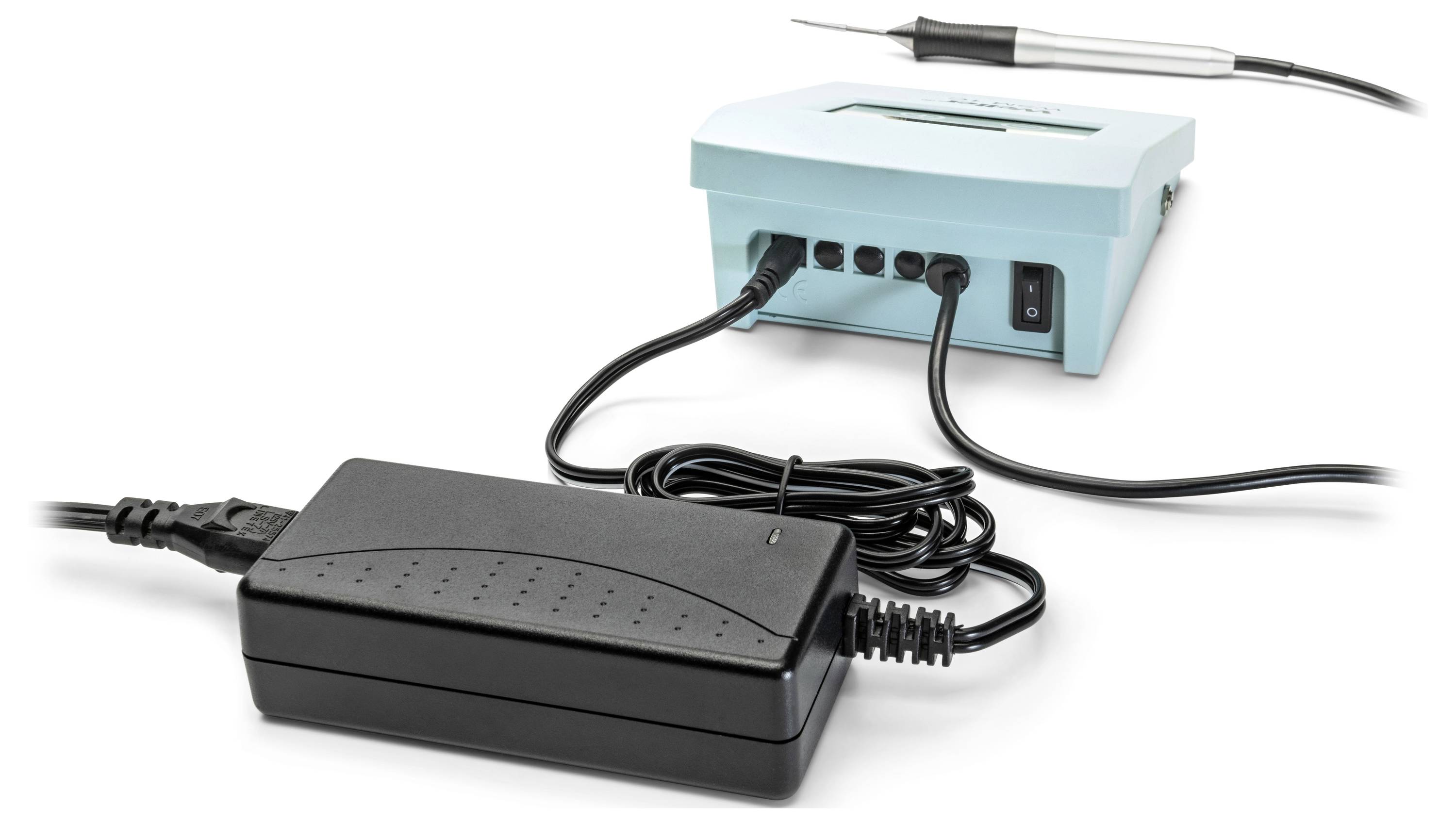 Zwei kleine elektronische Steuerboxen mit verbundenen Kabeln und einem stiftartigen Werkzeug, gezeigt auf weißem Hintergrund.